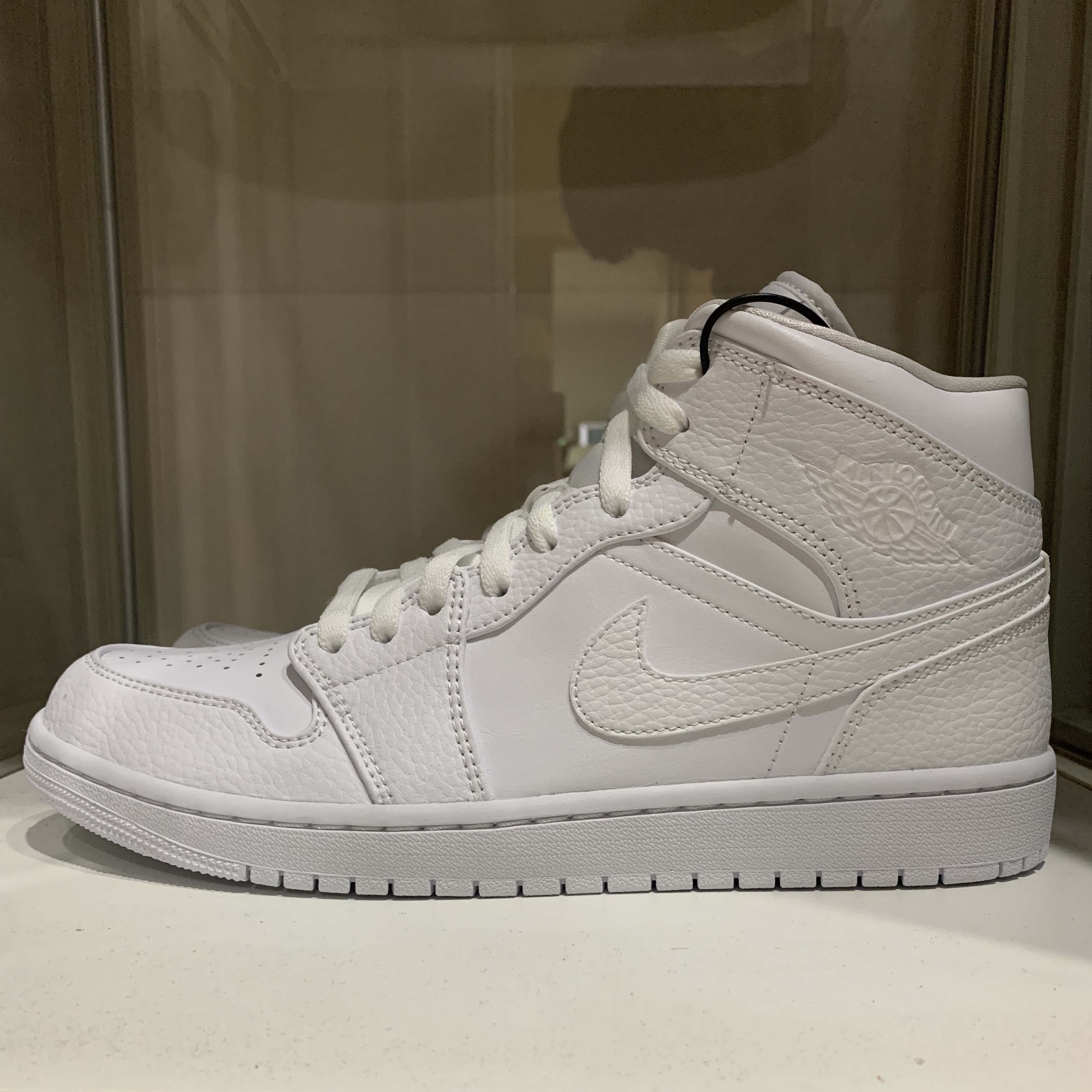 Jordan 1 Mid Triple White 착용 스타일 - 1