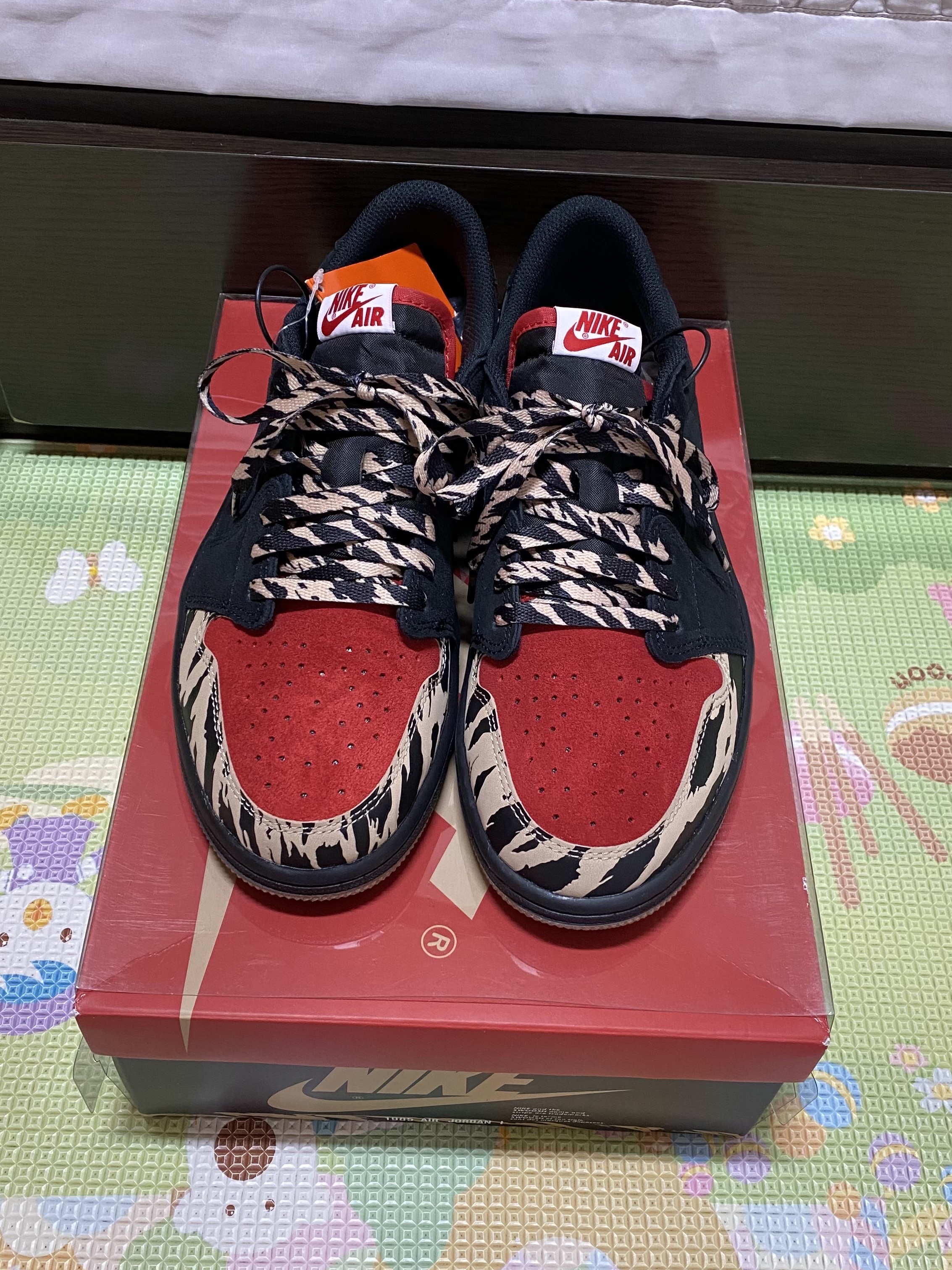 Jordan 1 x SoleFly Retro Low OG SP Black and Sport Red 착용 스타일 - 1
