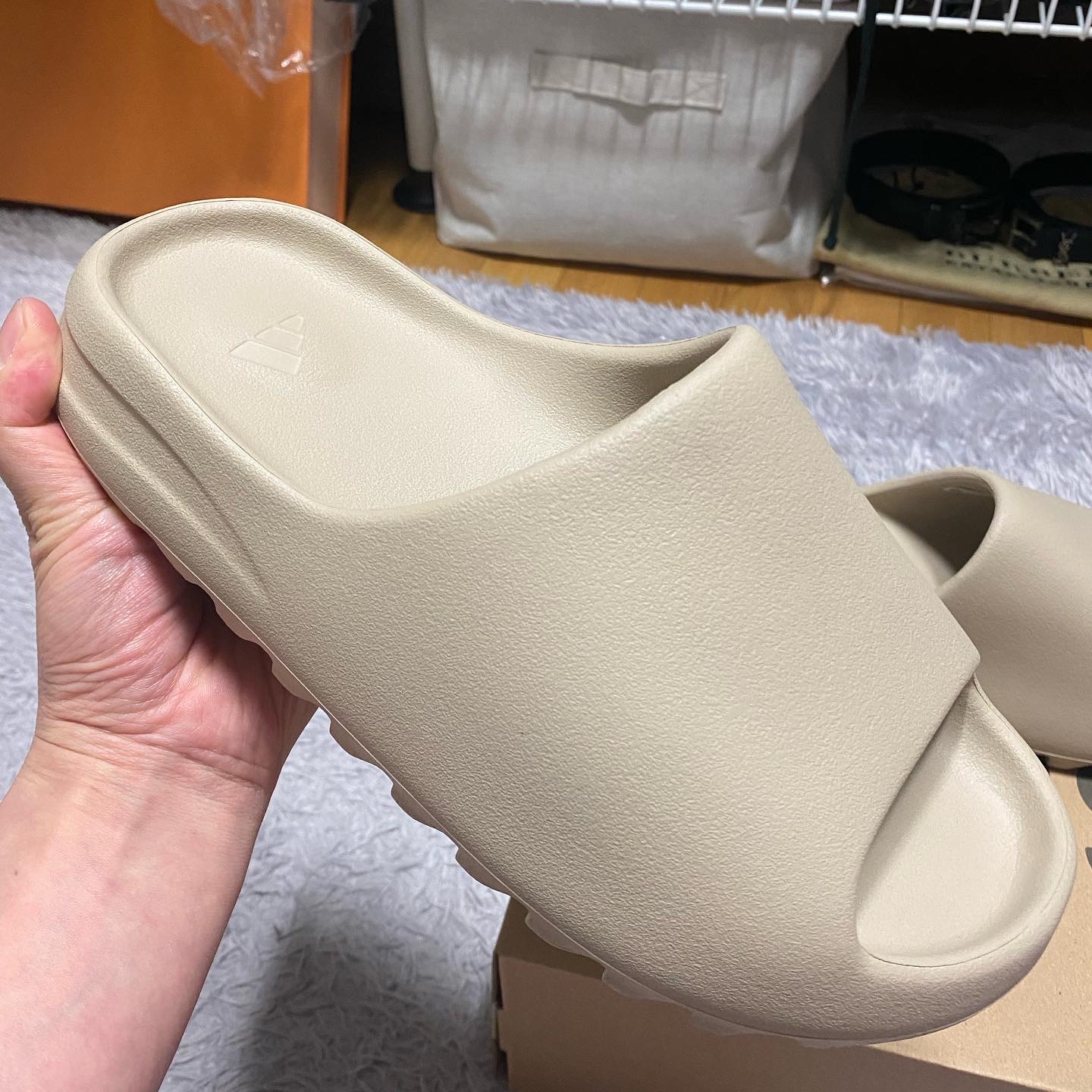 Adidas Yeezy Slide Pure 착용 스타일 - 1