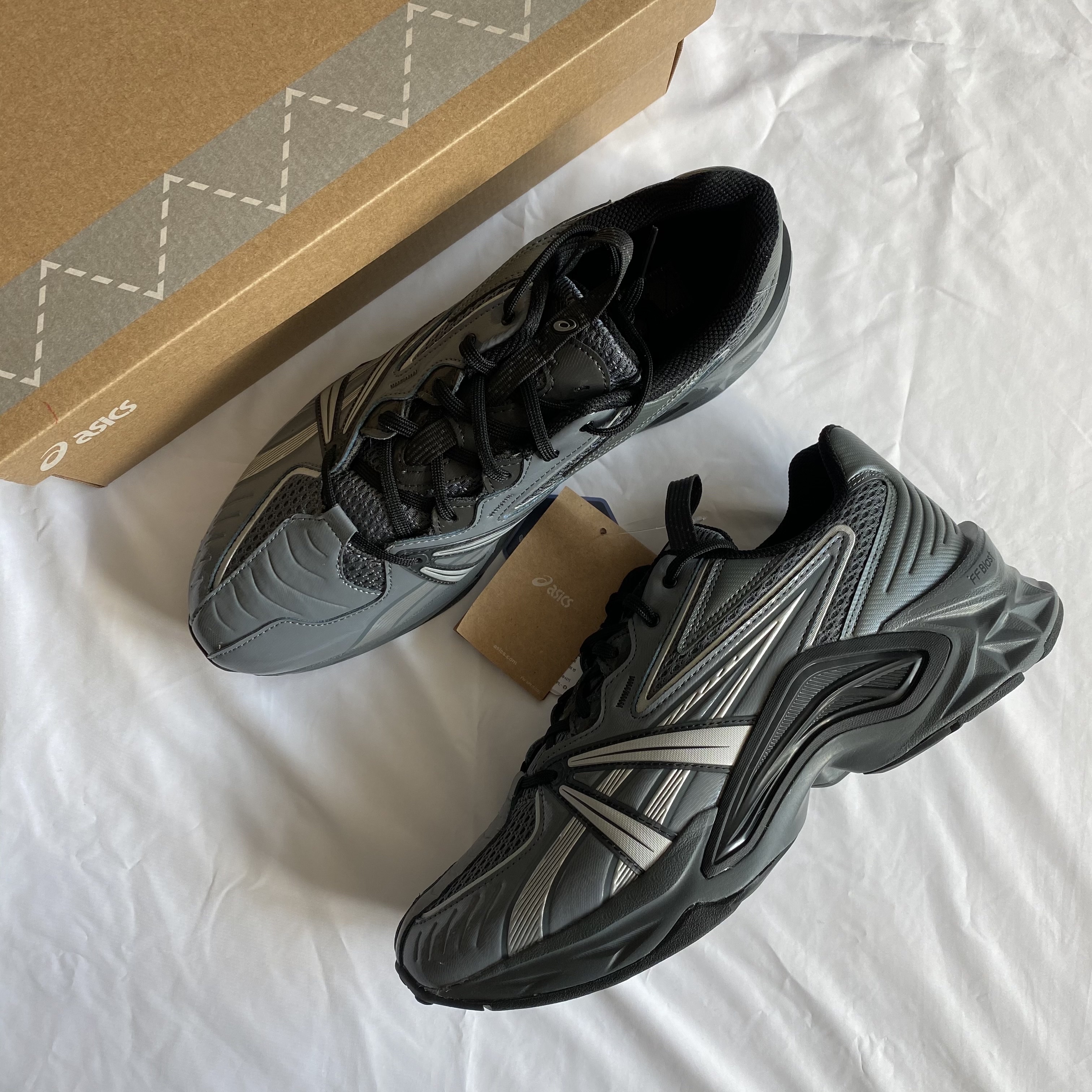 Asics HN2-S Protoblast Steel Grey 착용 스타일