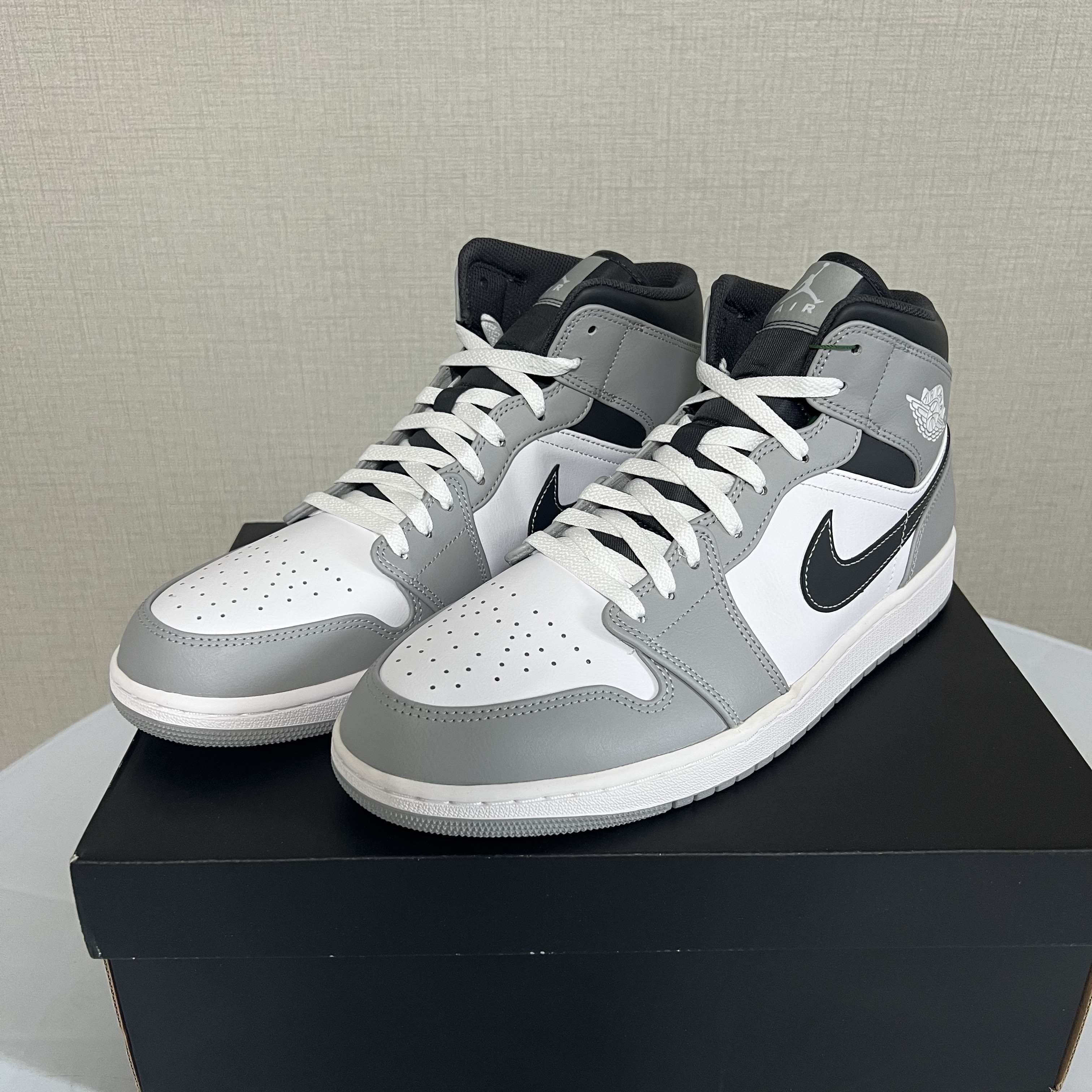 Jordan 1 Mid Light Smoke Grey Anthracite 착용 스타일 - 1