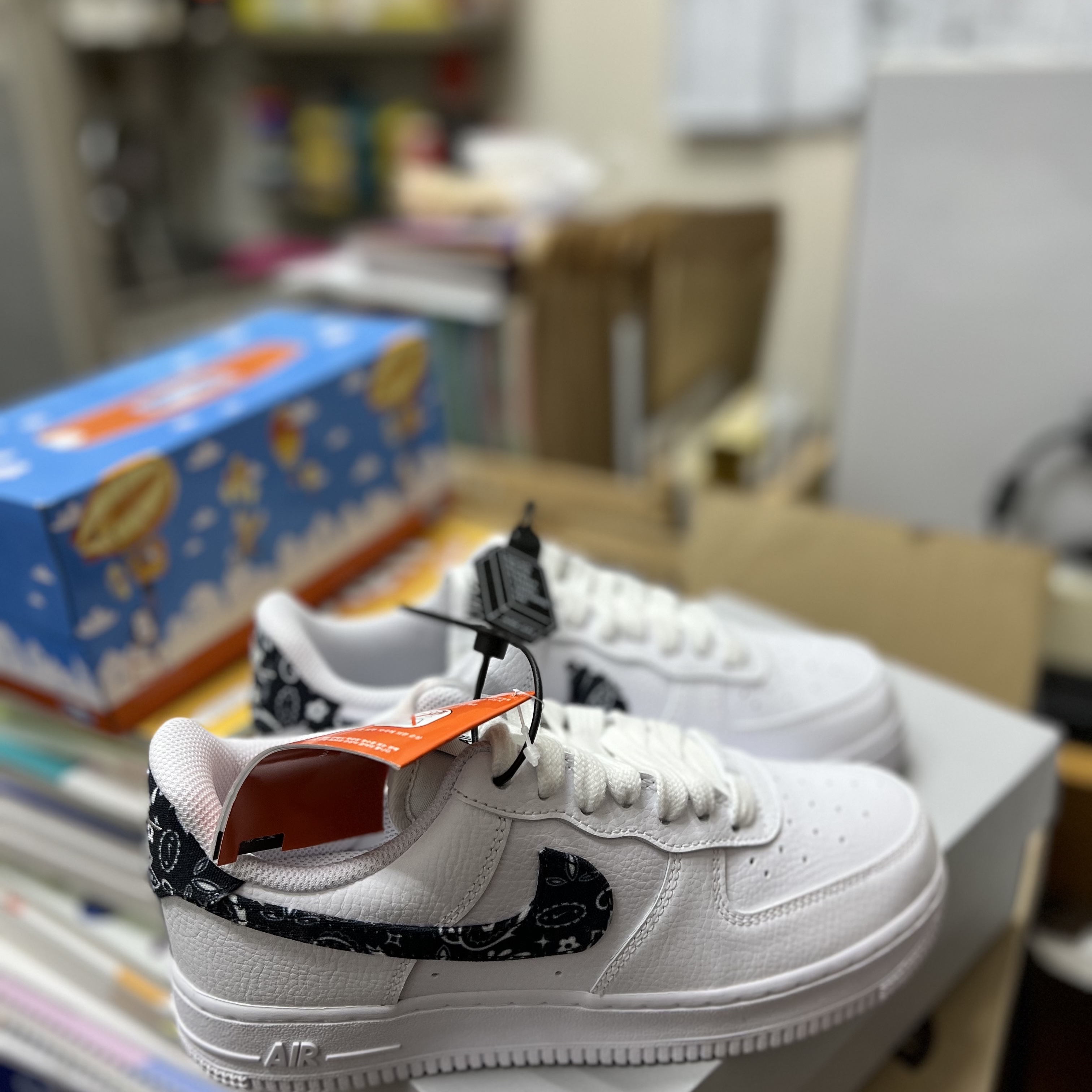 (W) Nike Air Force 1 '07 Essential Paisley Swoosh White Black 착용 스타일 - 1