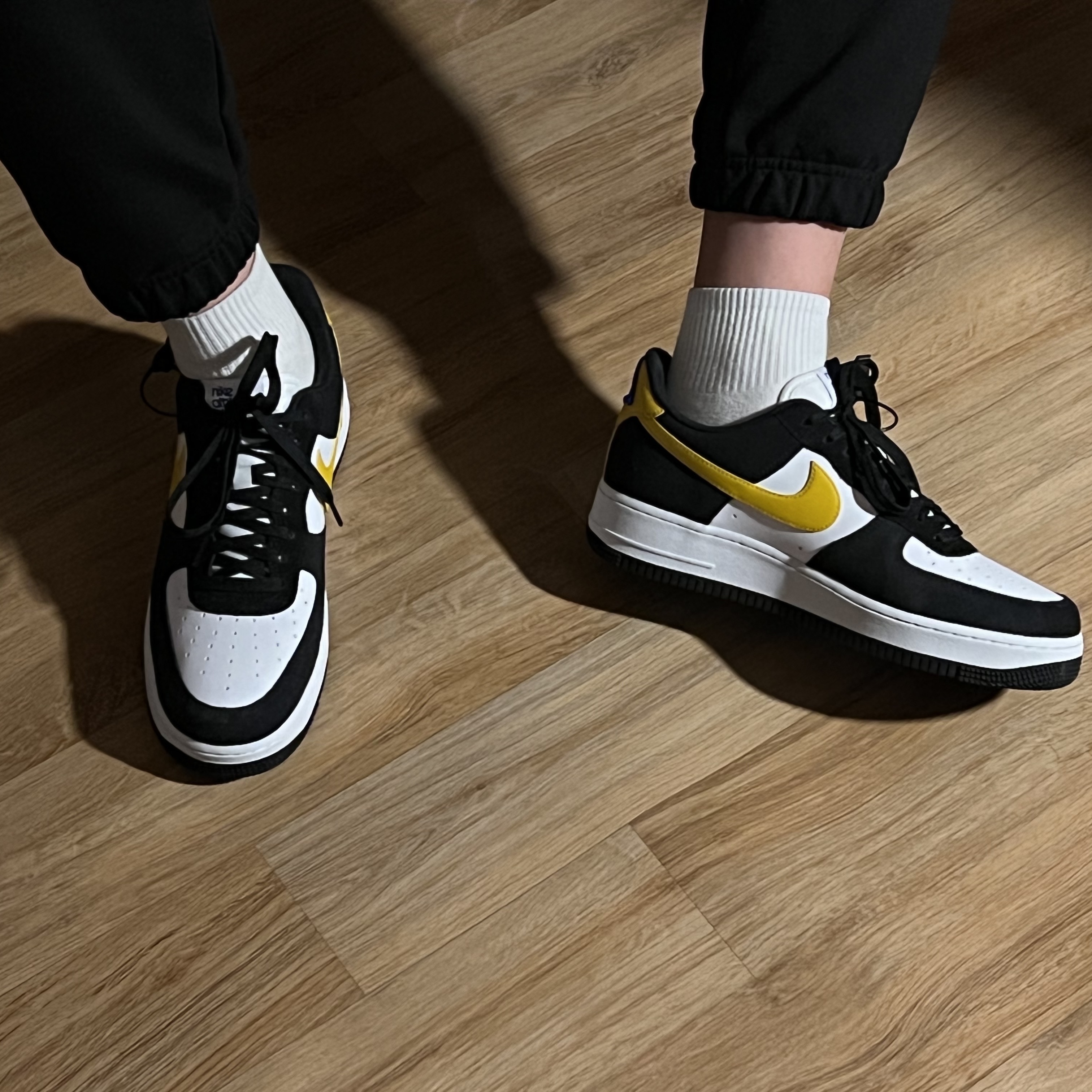 Nike Air Force 1 '07 LV8 Athletic Club Black Dark Sulfur 착용 스타일 - 2