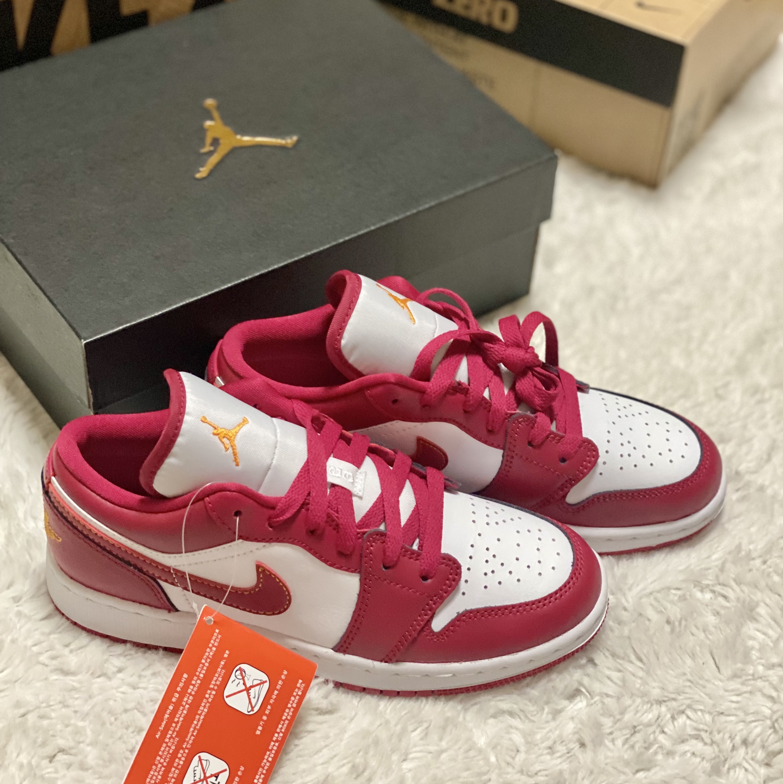 (GS) Jordan 1 Low Cardinal Red 착용 스타일 - 1