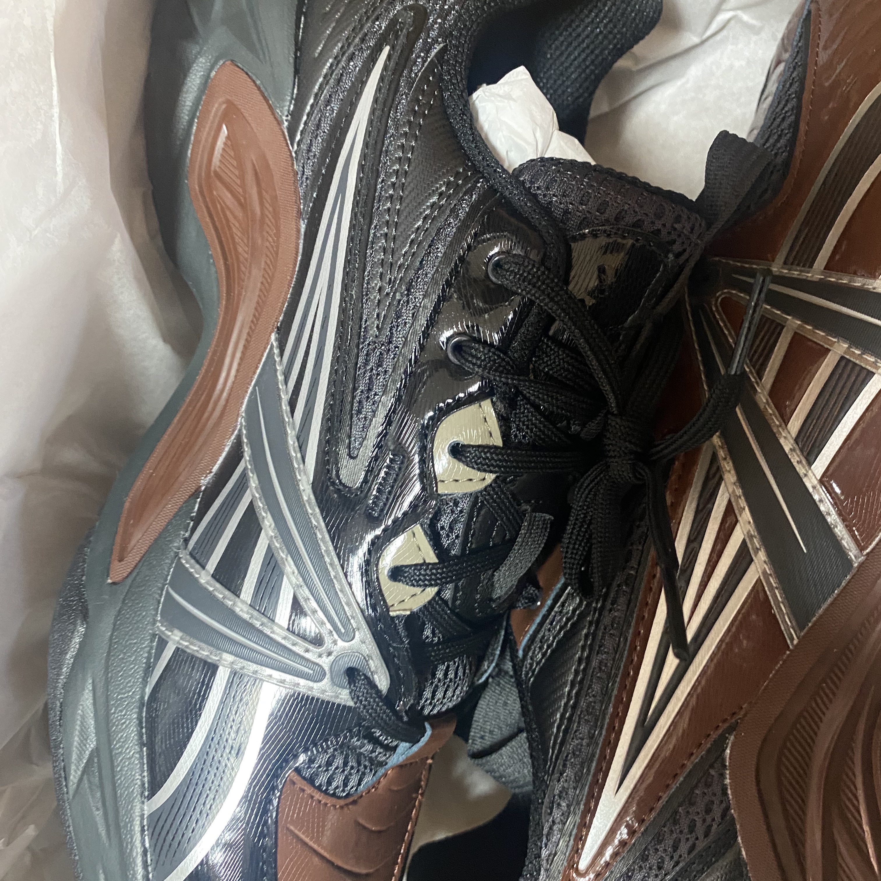 Asics HN2-S Protoblast Chocolate Brown 착용 스타일 - 1