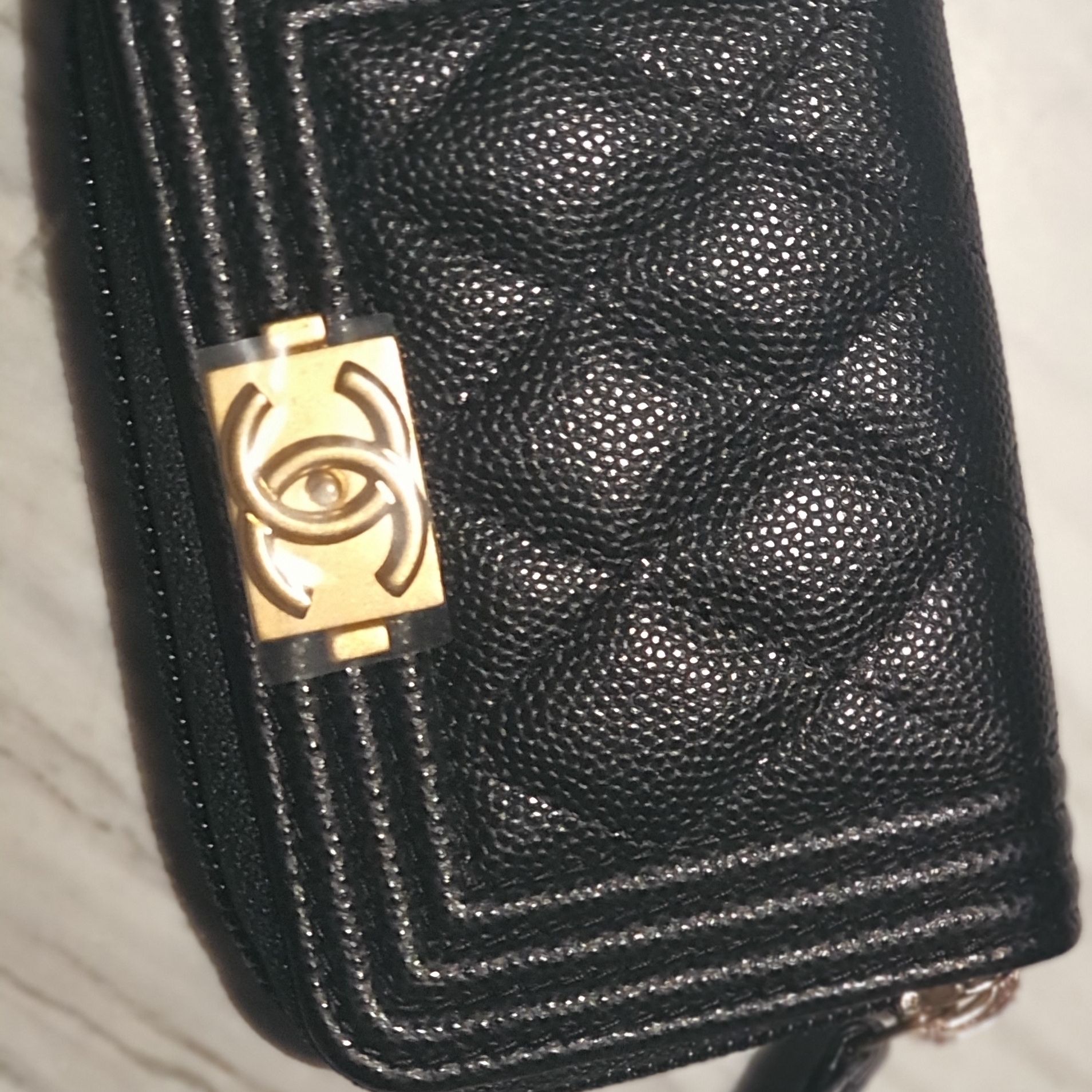 Chanel Boy Chanel Zipped Coin Purse Grained Calfskin & Gold Black 착용 스타일