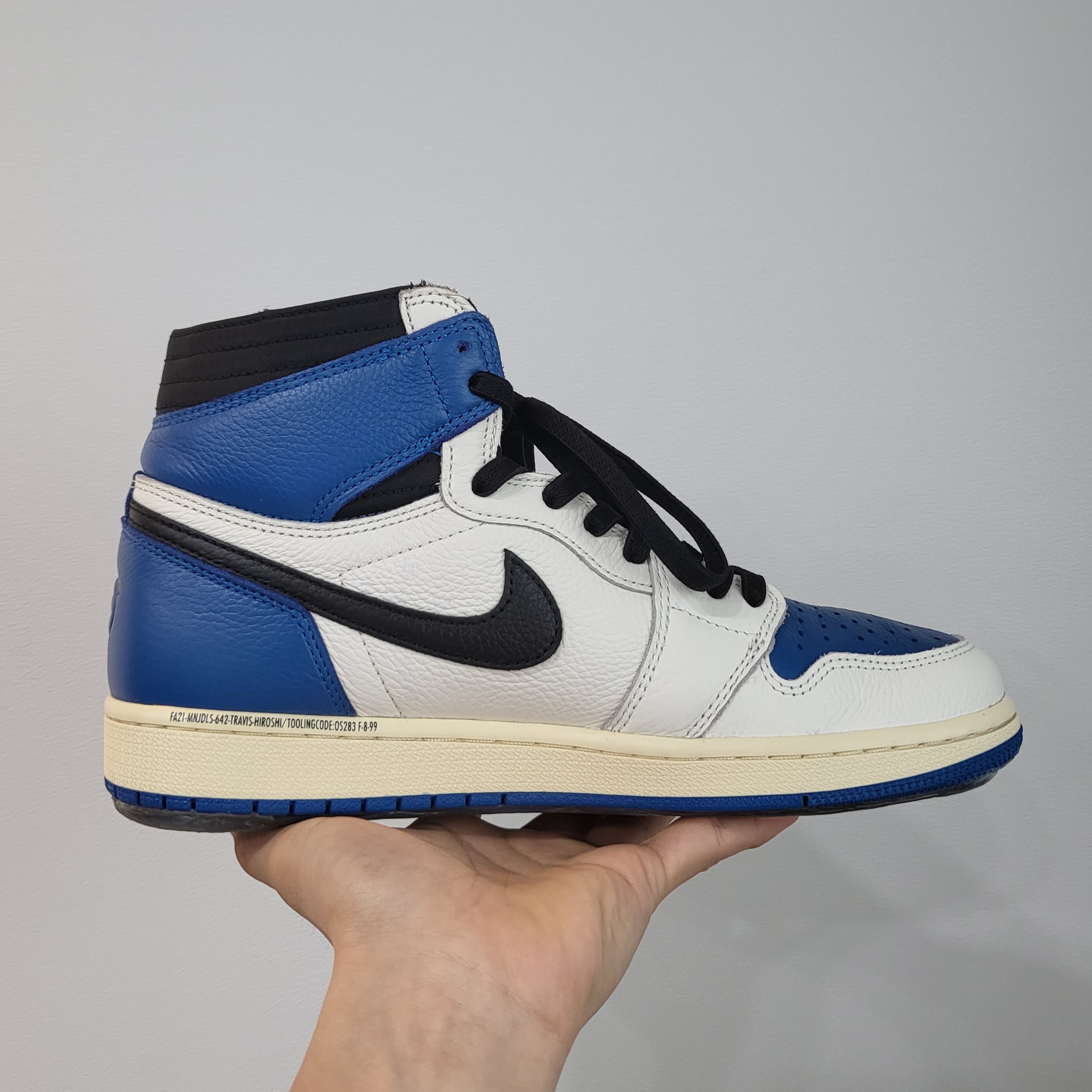 Jordan 1 x Travis Scott x Fragment Retro High OG SP Military Blue 착용 스타일 - 3