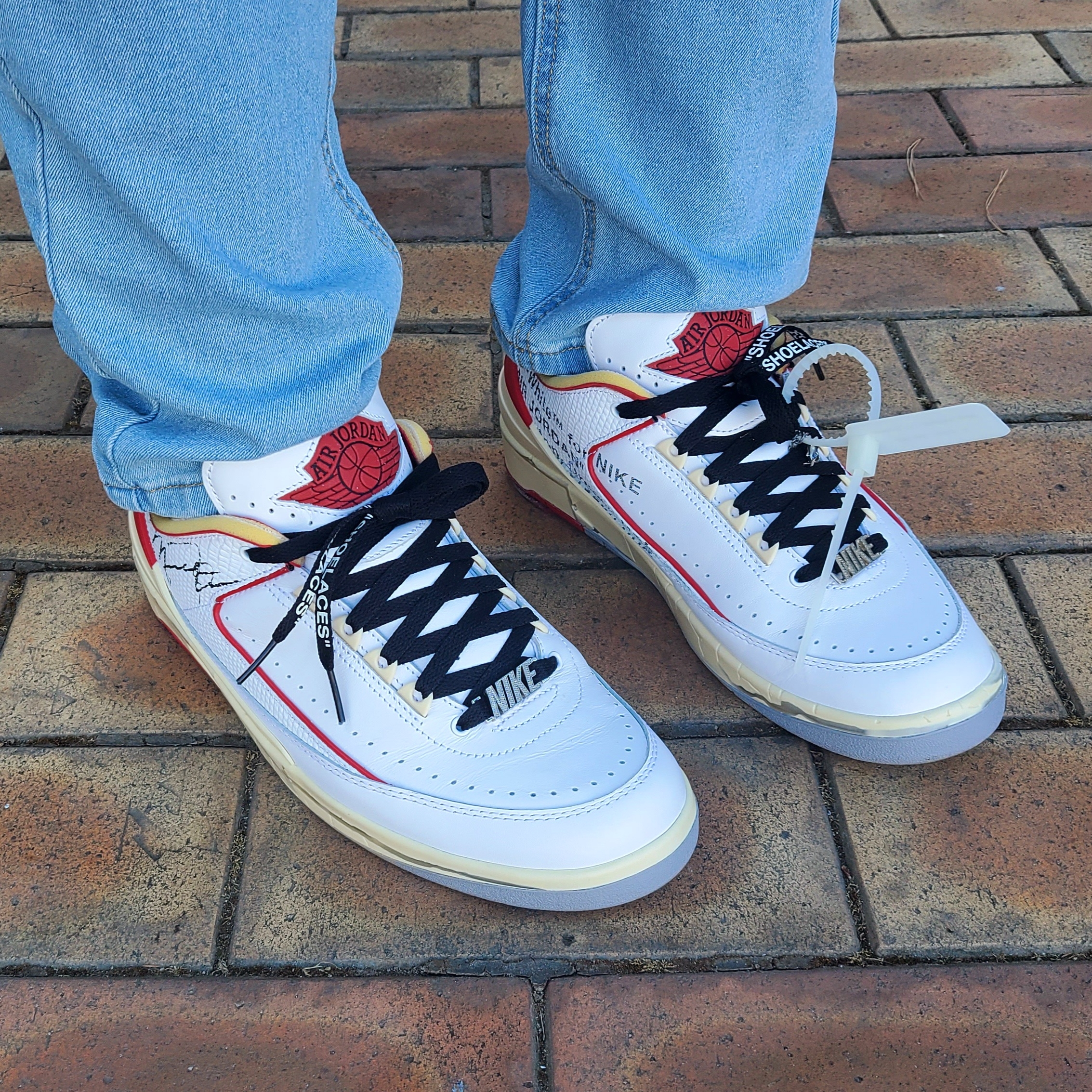 Jordan 2 x Off-White Retro Low SP White and Varsity Red 착용 스타일 - 3