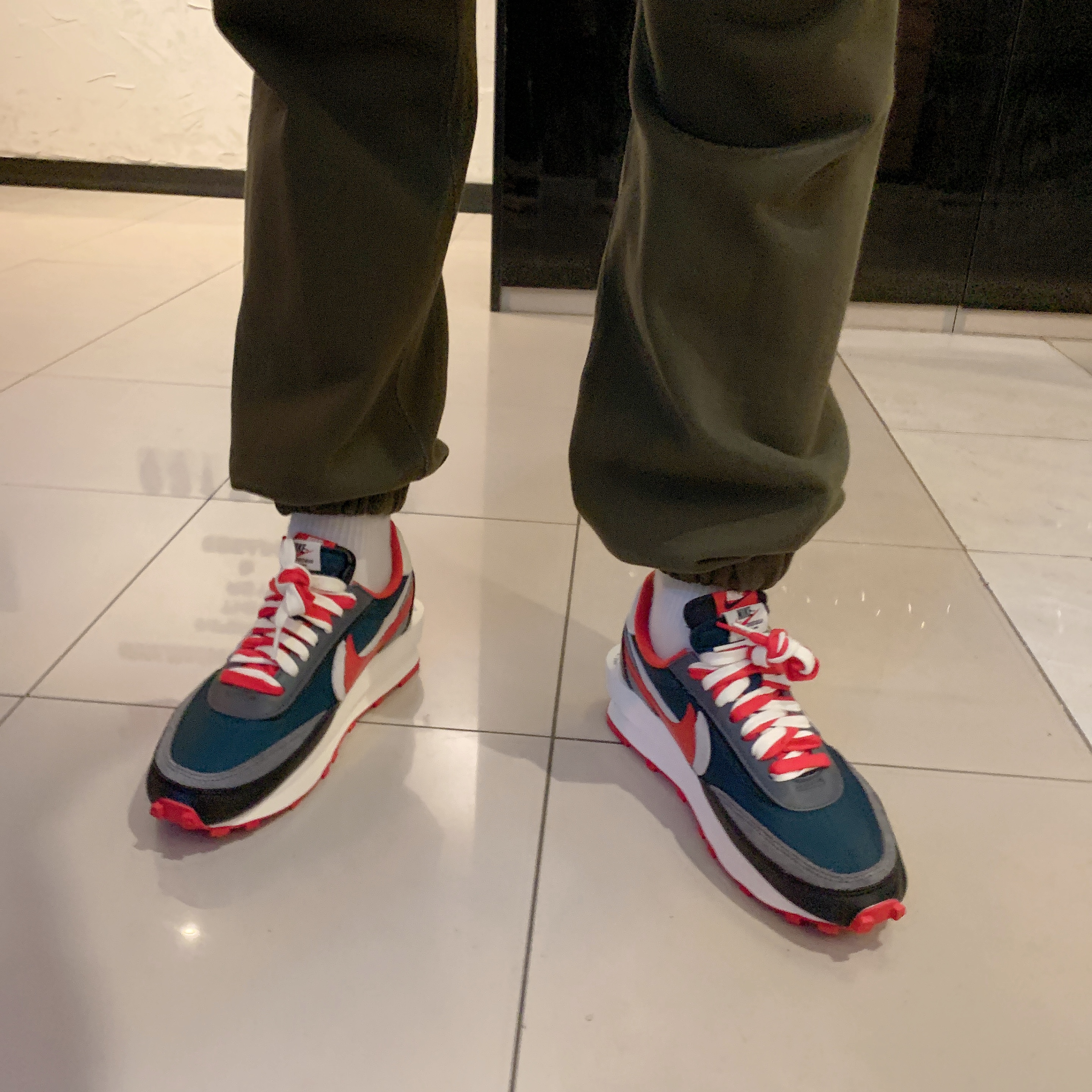 Nike x Sacai x Undercover LDWaffle Midnight Spruce University Red 착용 스타일 - 4