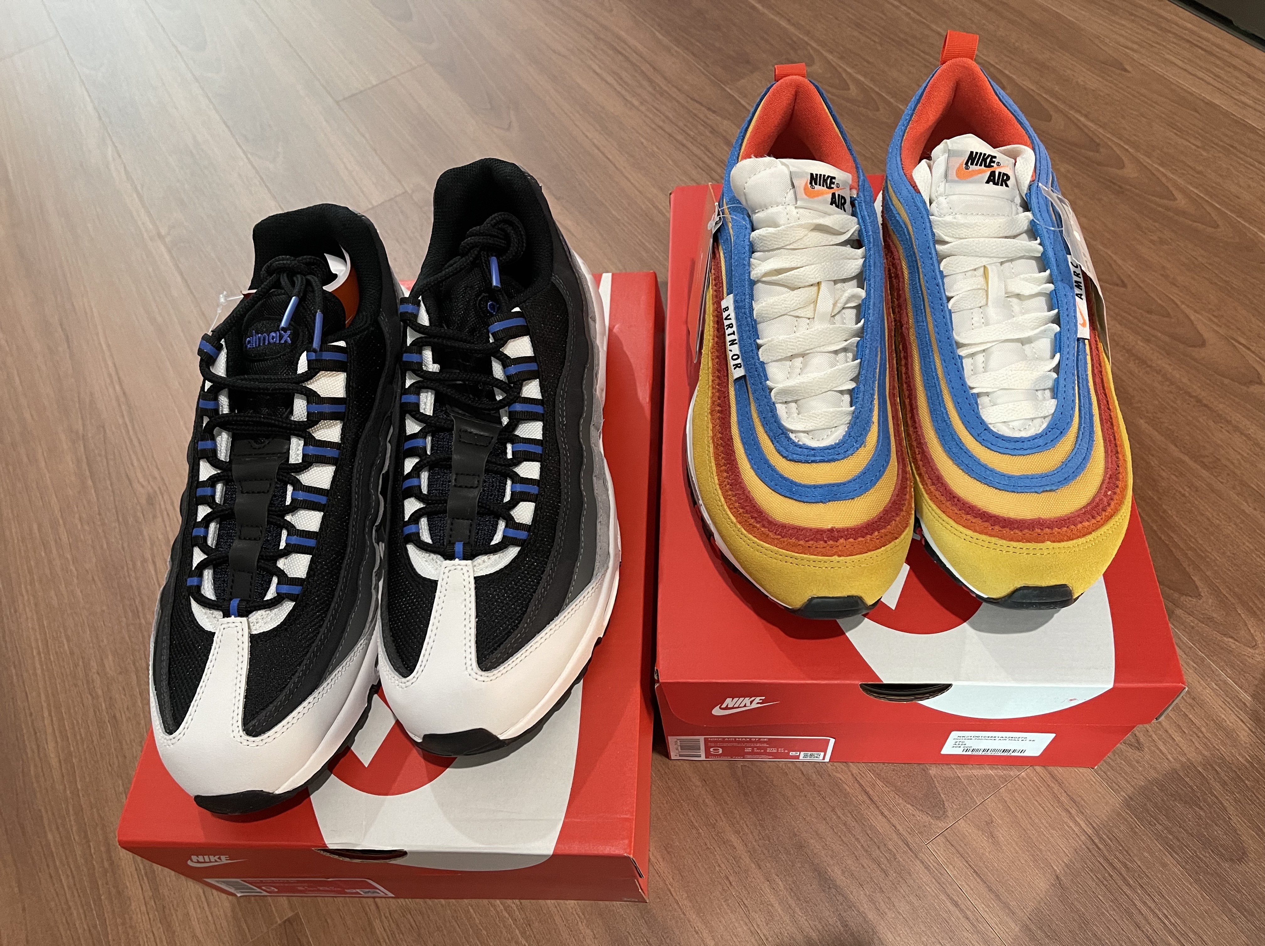 Nike Air Max 95 Summit White Wolf Grey, Nike Air Max 97 SE Air Max Running Club Pollen Orange 착용 스타일 - 1