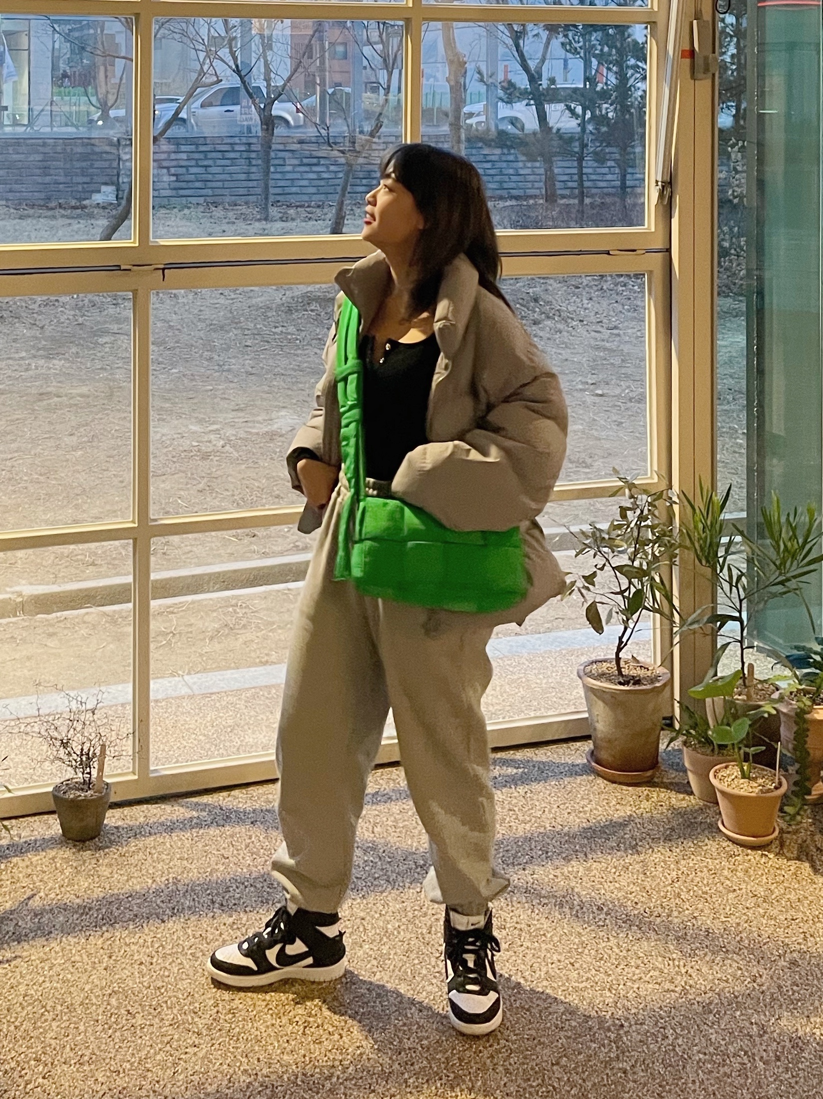 Bottega Veneta Padded Tech Cassette Parakeet, Nike x Ambush Dunk High Black 착용 스타일 - 3