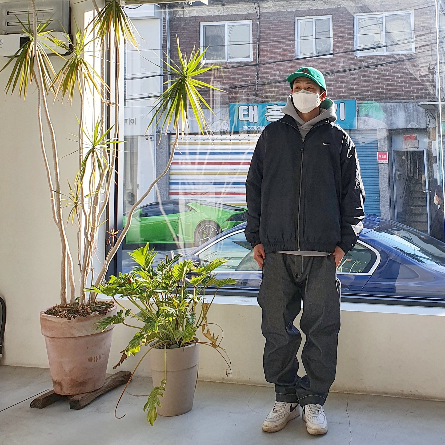 Nike NRG Solo Swoosh Satin Bomber Jacket Black Kumquat - US/EU, Nike Air Force 1 '07 White Black 착용 스타일