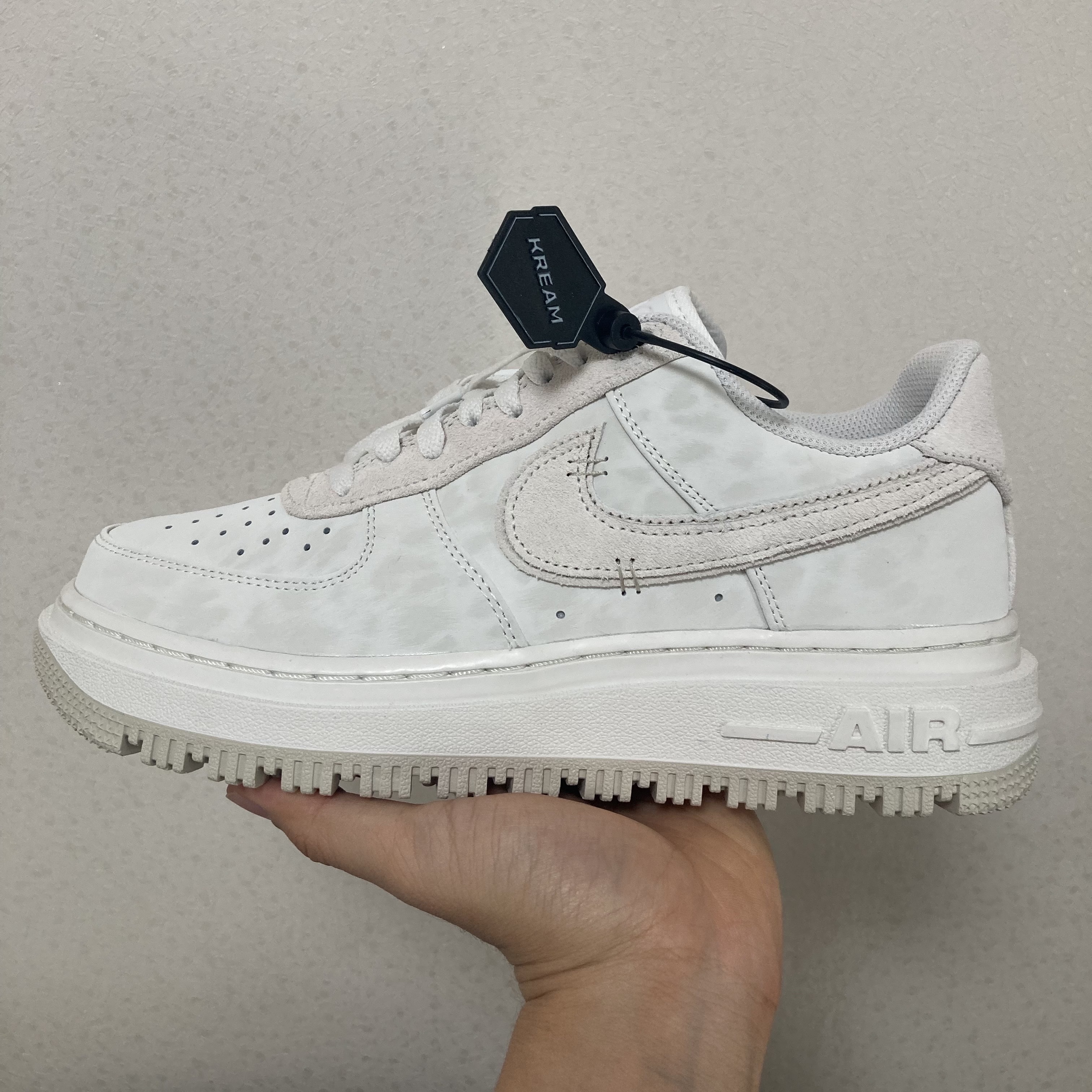 Nike Air Force 1 Luxe Summit White 착용 스타일 - 1