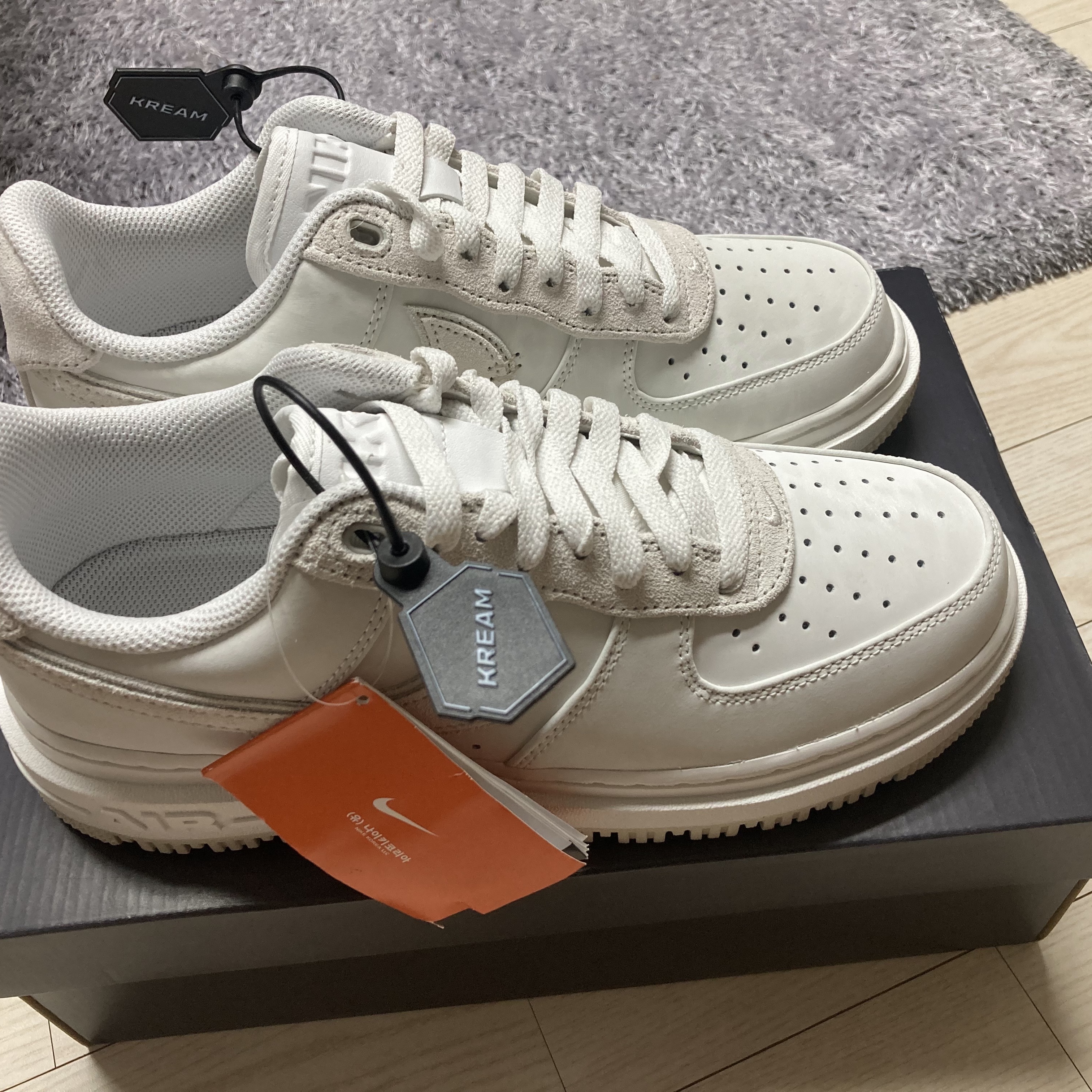 Nike Air Force 1 Luxe Summit White 착용 스타일 - 2