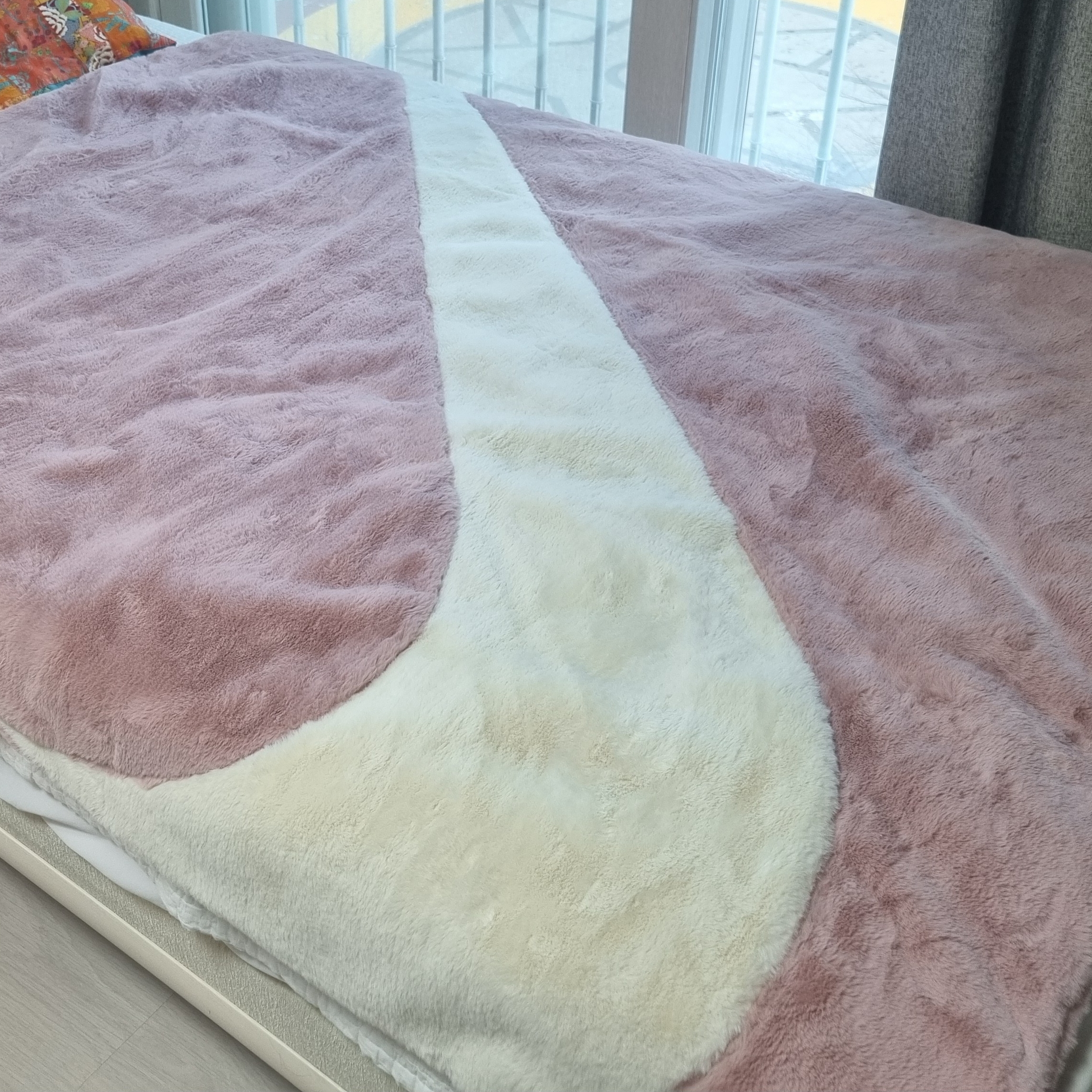 Nike NSW Faux Fur Blanket Pink Oxford 착용 스타일
