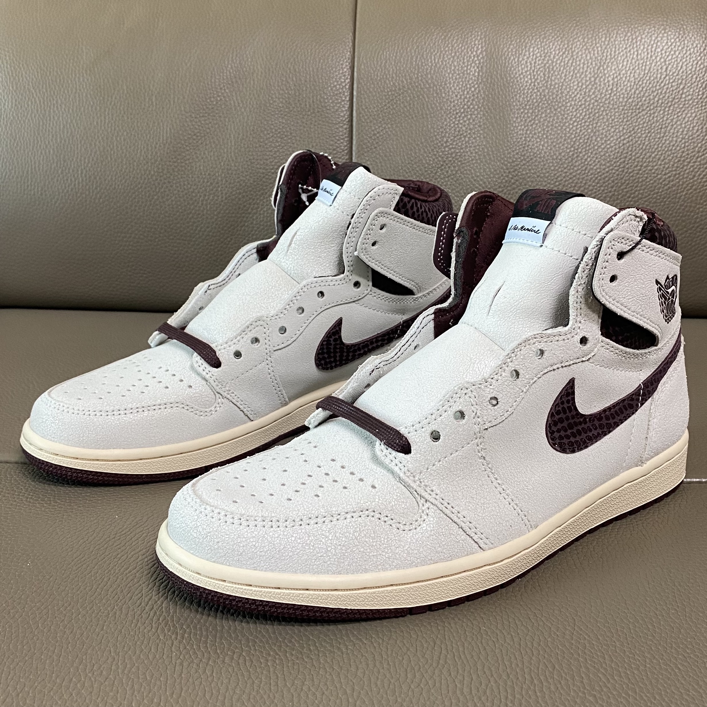 Jordan 1 x A Ma Maniere Retro High OG SP Sail and Burgundy 착용 스타일