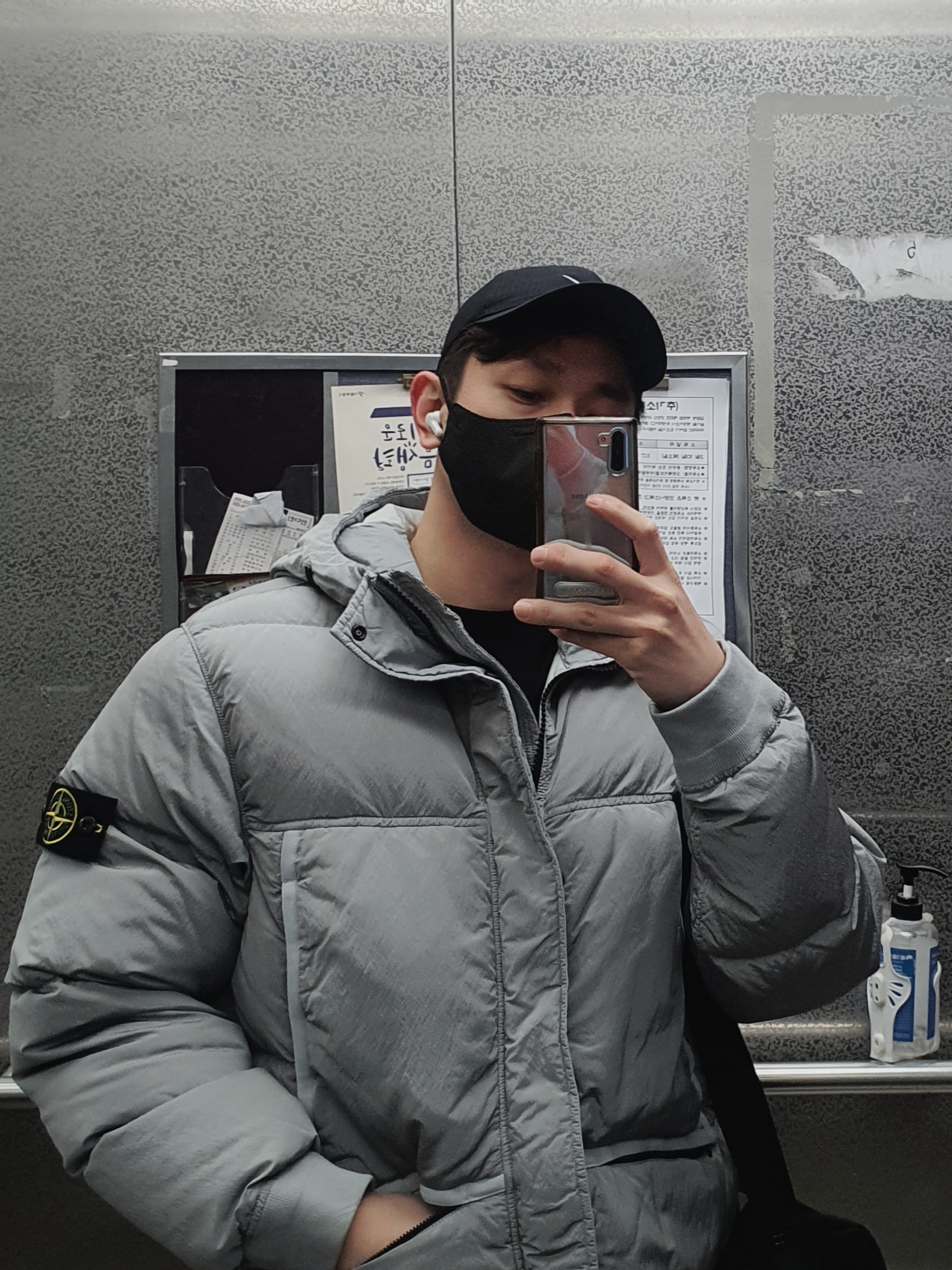 Stone Island 44508 Nylon Metal Down-TC Jacket Light Grey - 21FW, Jordan 1 Retro High OG Gym Red 착용 스타일 - 3