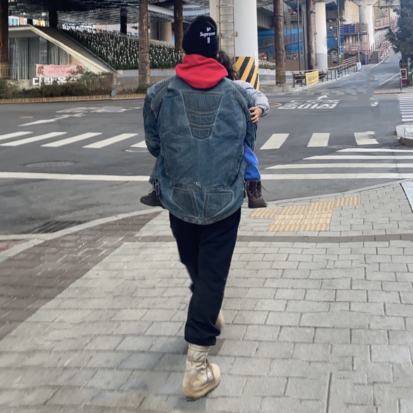Yeezy Season 3 Military Boot Onyx Shade, Supreme New Era Cross Box Logo Beanie Black - 20FW 착용 스타일