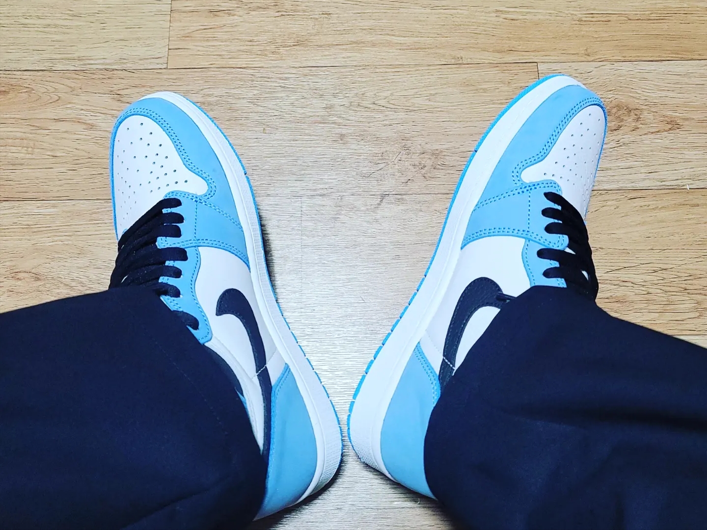 Jordan 1 Retro High OG University Blue 착용 스타일 - 2