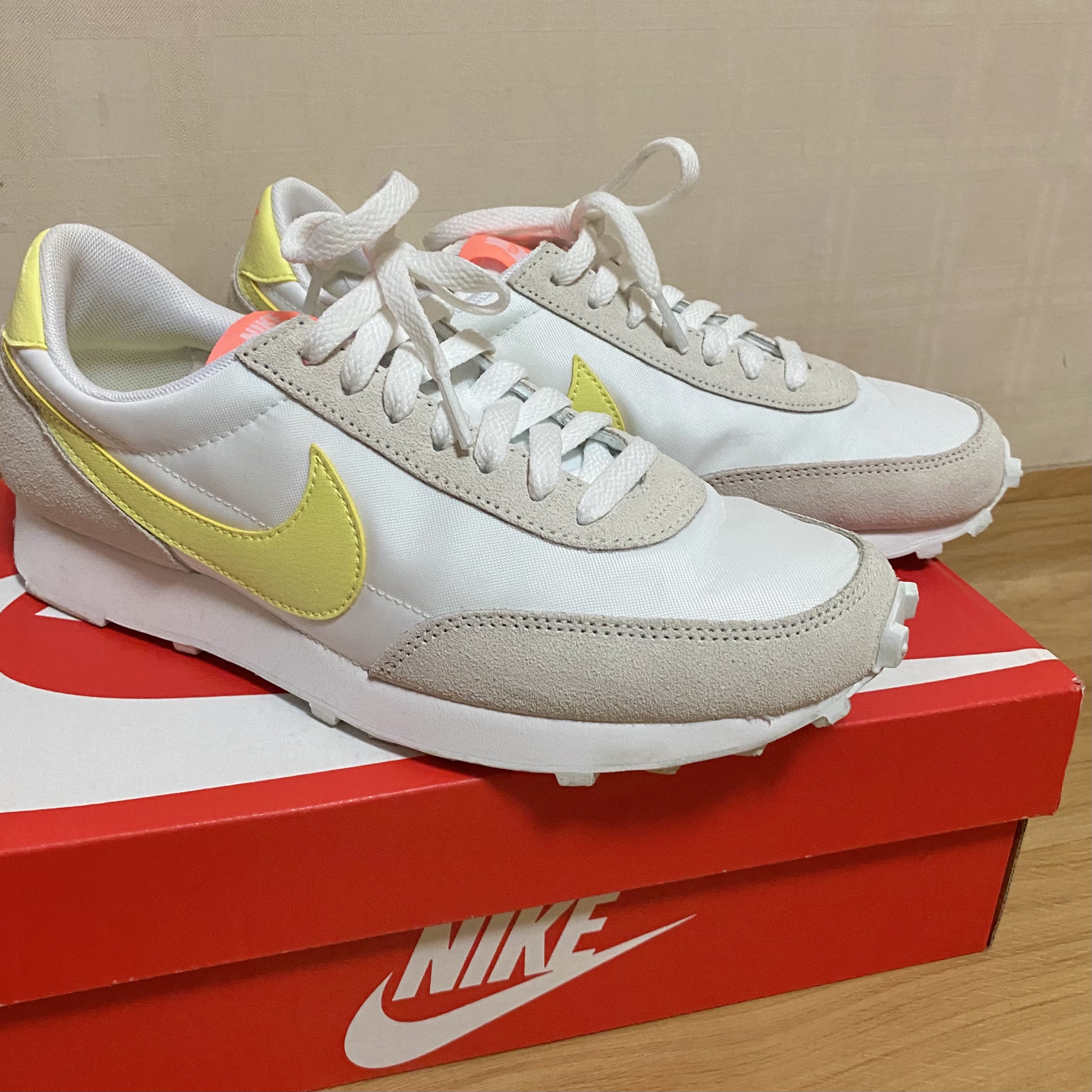 (W) Nike Daybreak Pale Ivory Light Zitron Bright Mango 착용 스타일 - 4