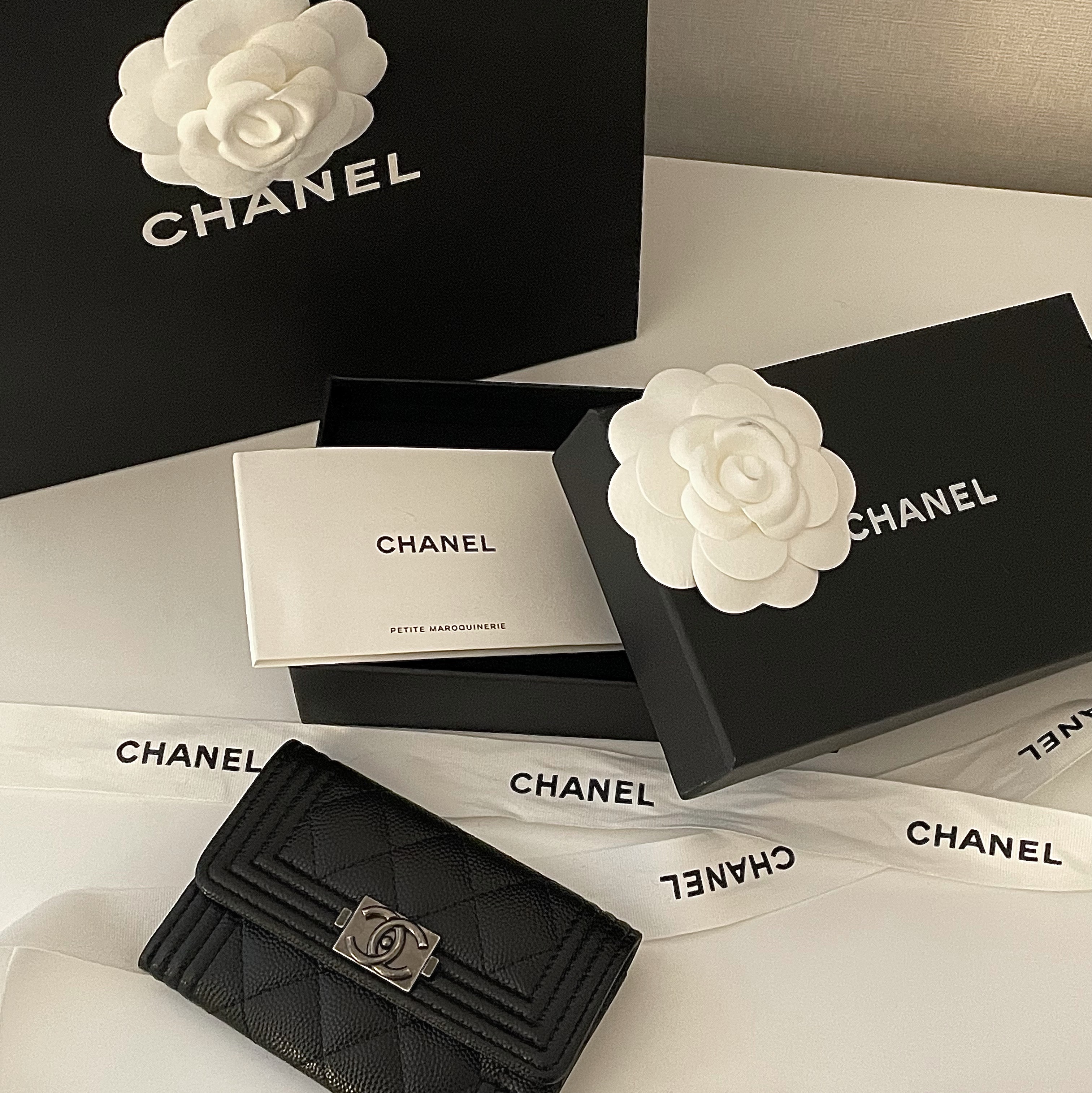 Chanel Boy Chanel Flap Card Holder Grained Calfskin & Ruthenium Black 착용 스타일
