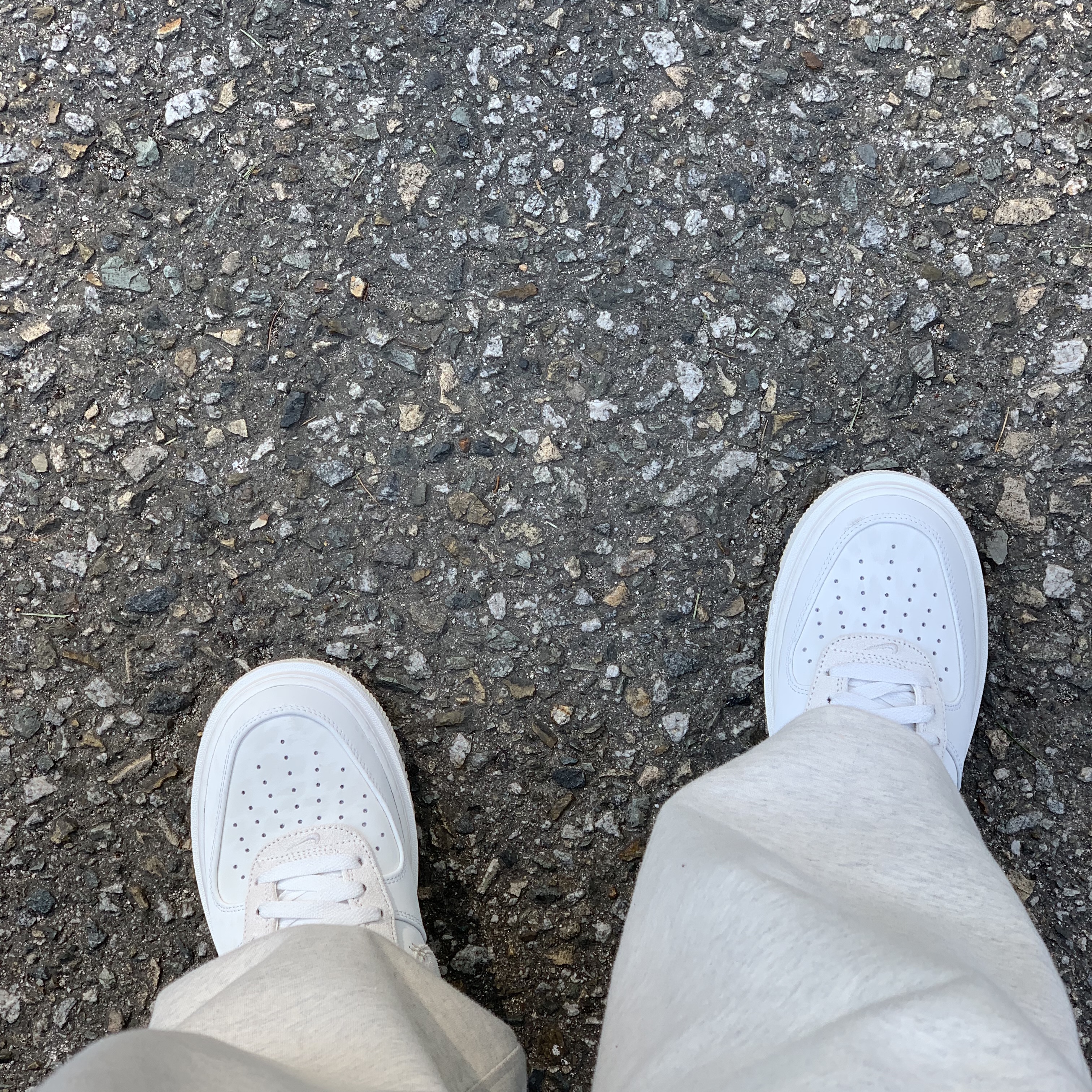 Nike Air Force 1 Luxe Summit White 착용 스타일 - 2