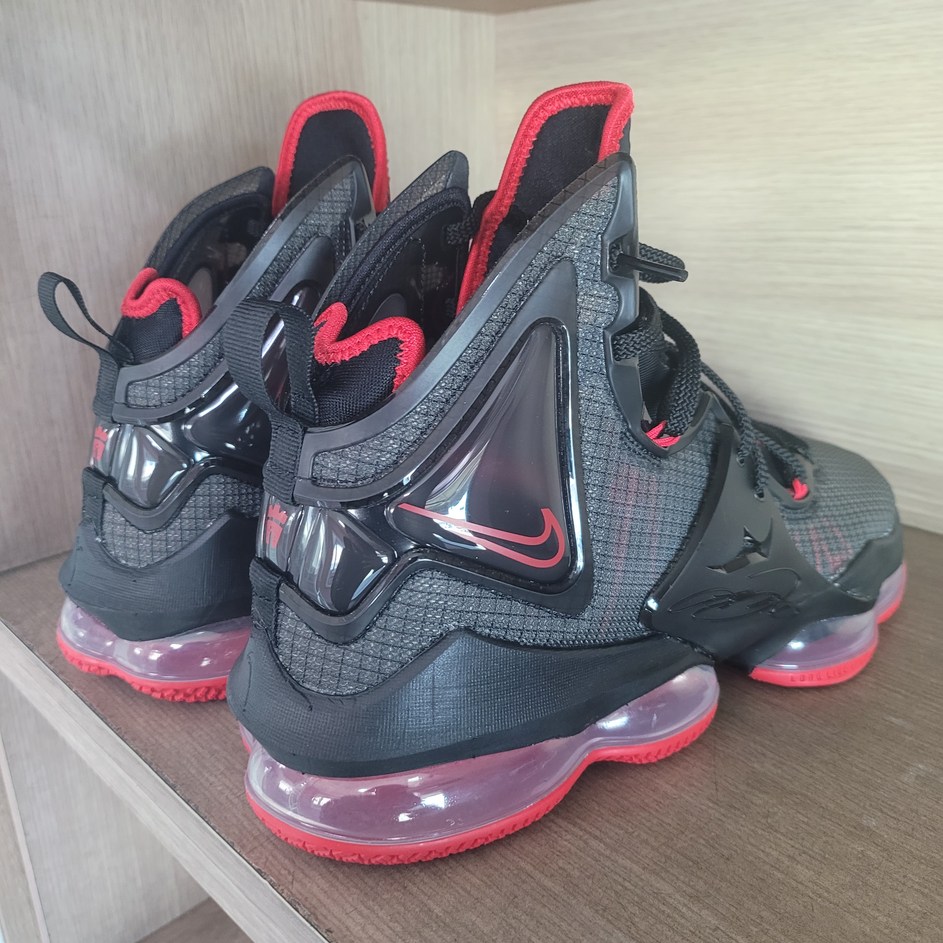 Nike LeBron XIX Black University Red 착용 스타일 - 1