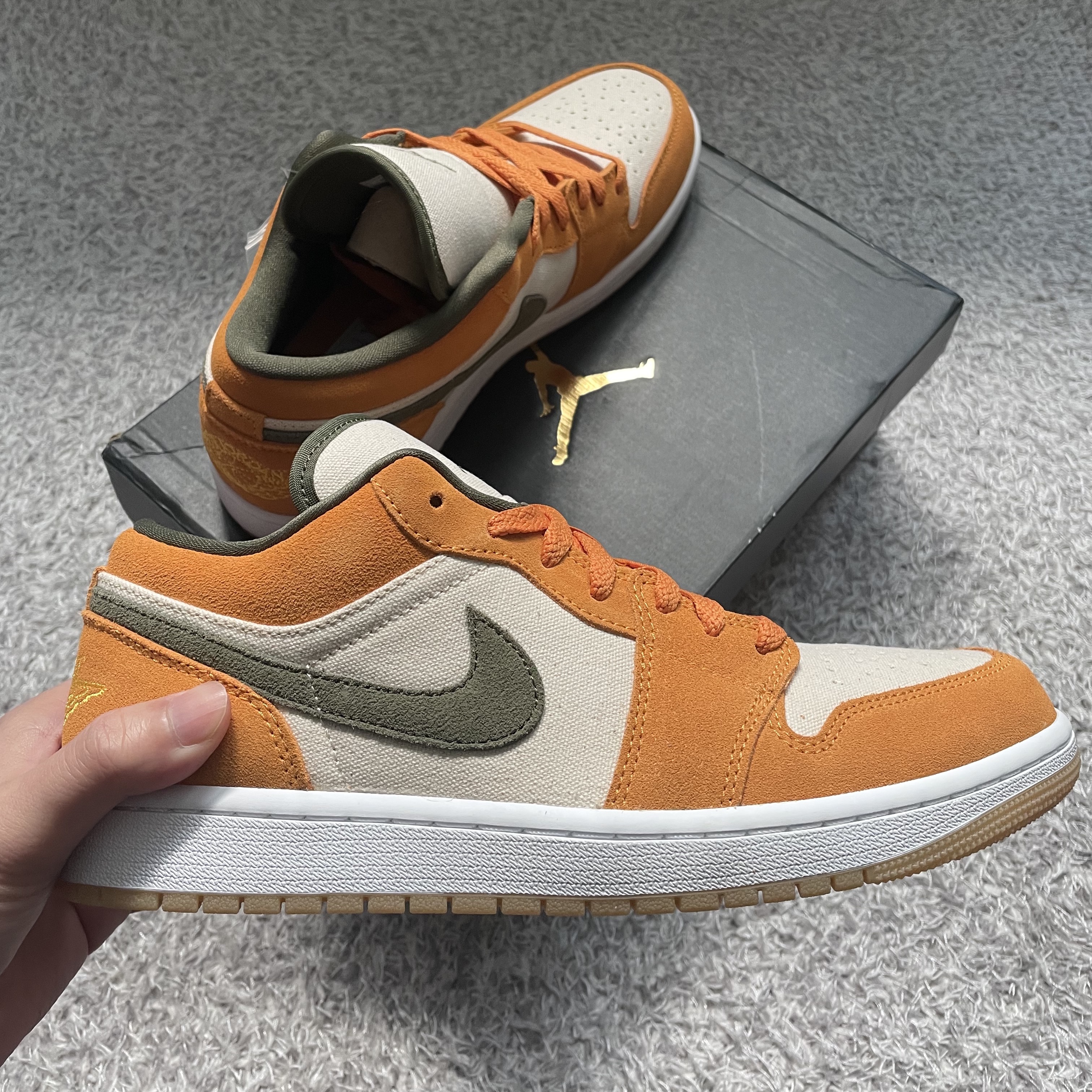 Jordan 1 Low SE Light Curry 착용 스타일 - 1