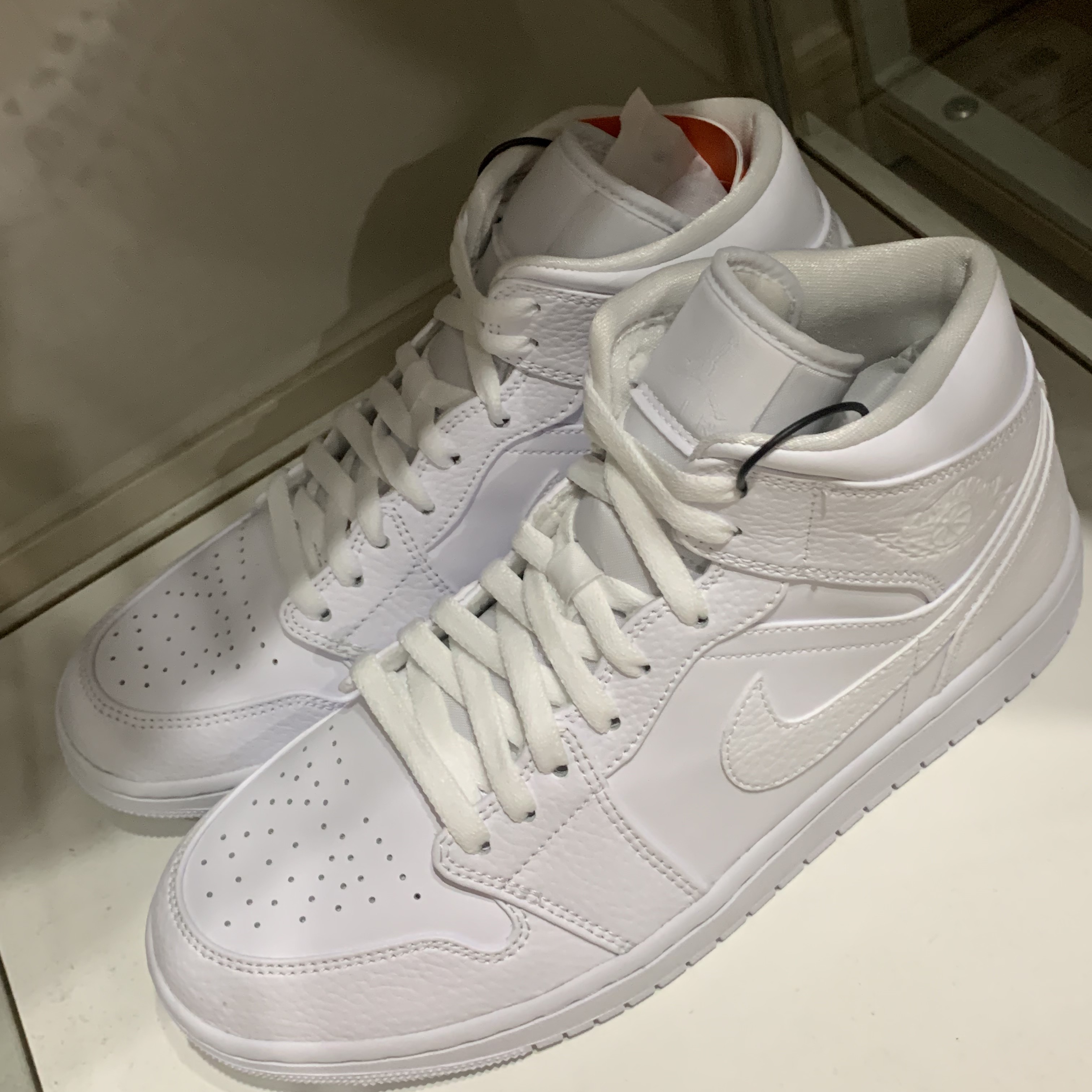 Jordan 1 Mid Triple White 착용 스타일 - 2