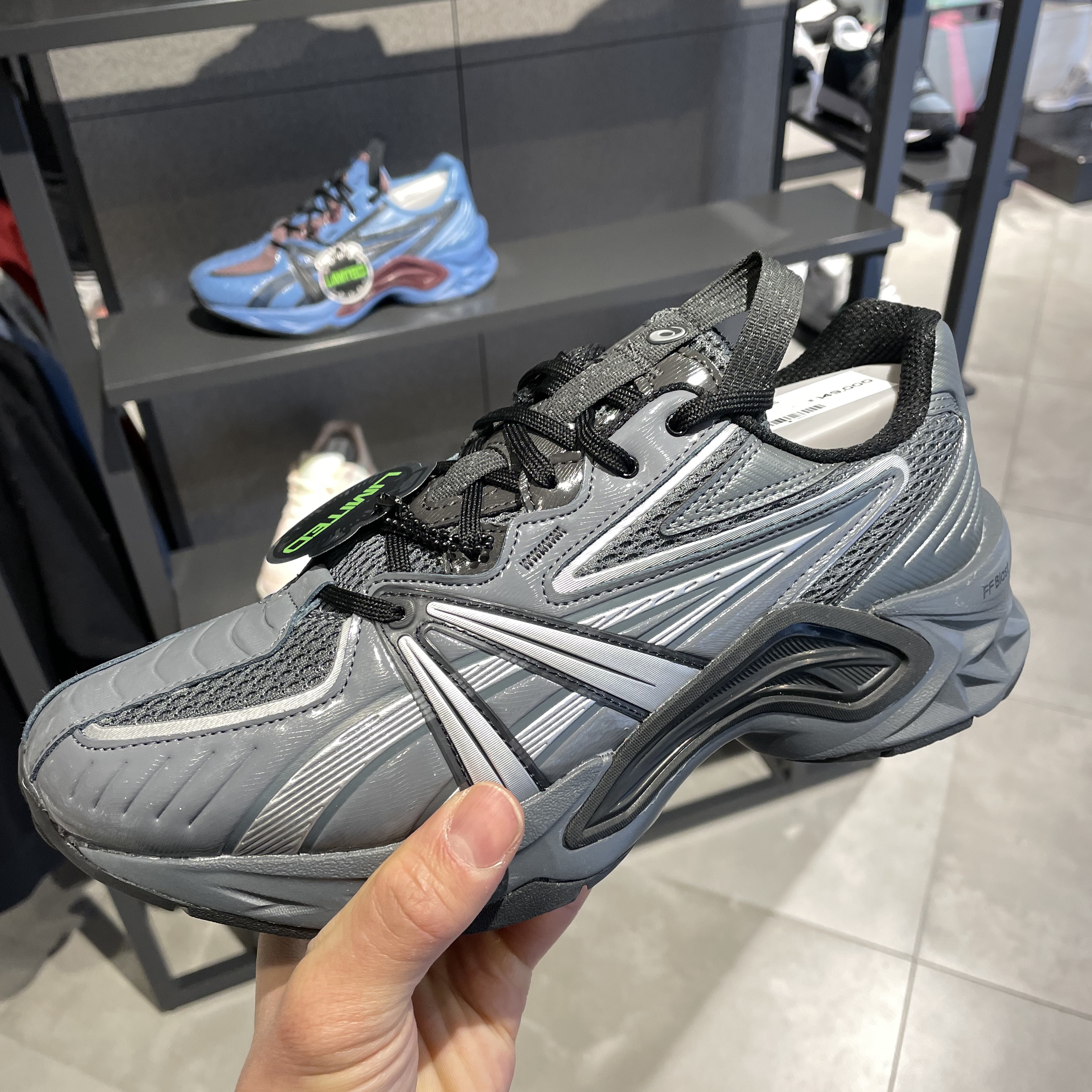 Asics HN2-S Protoblast Steel Grey 착용 스타일