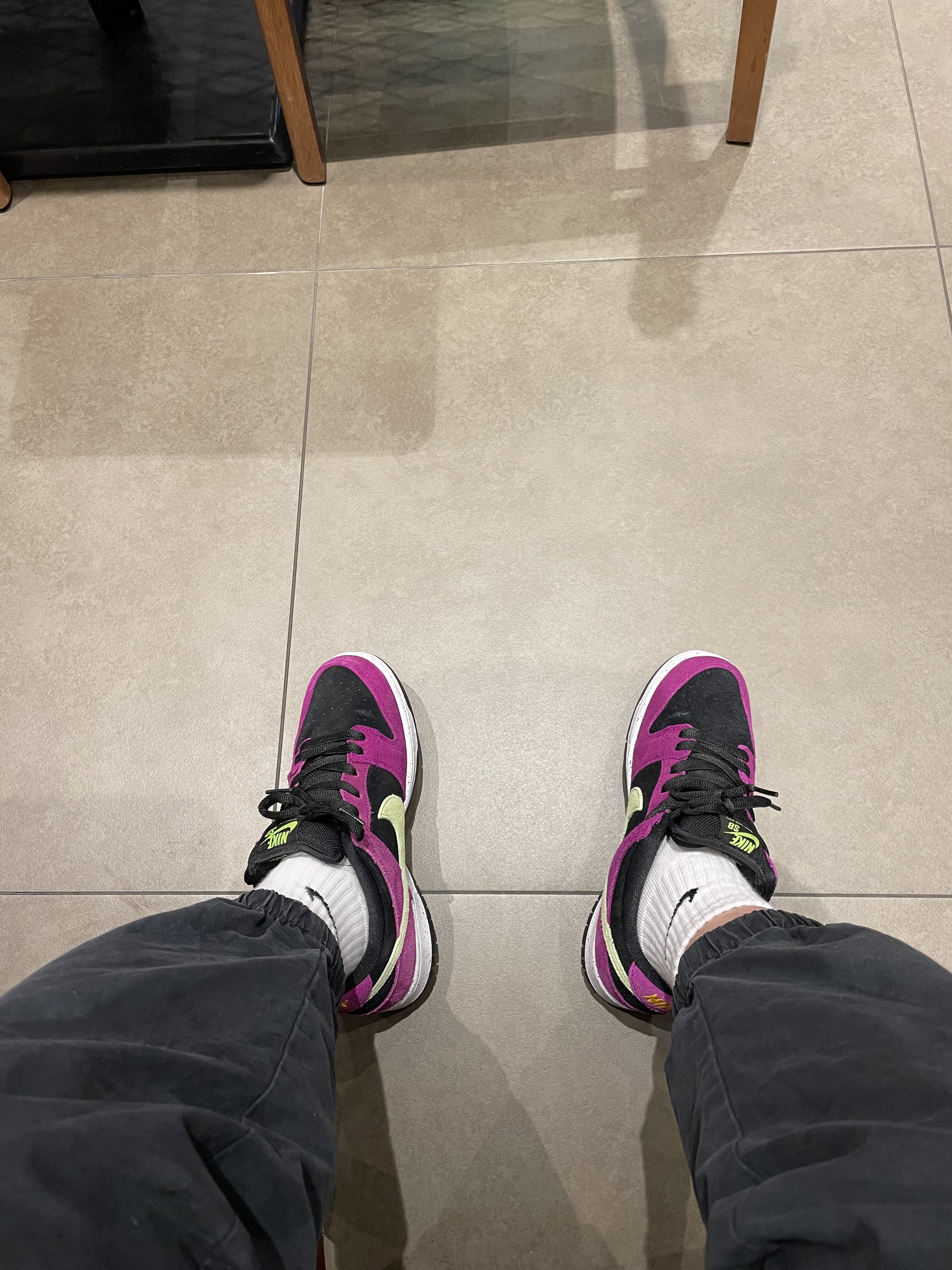 Nike SB Dunk Low Pro Red Plum 착용 스타일 - 1