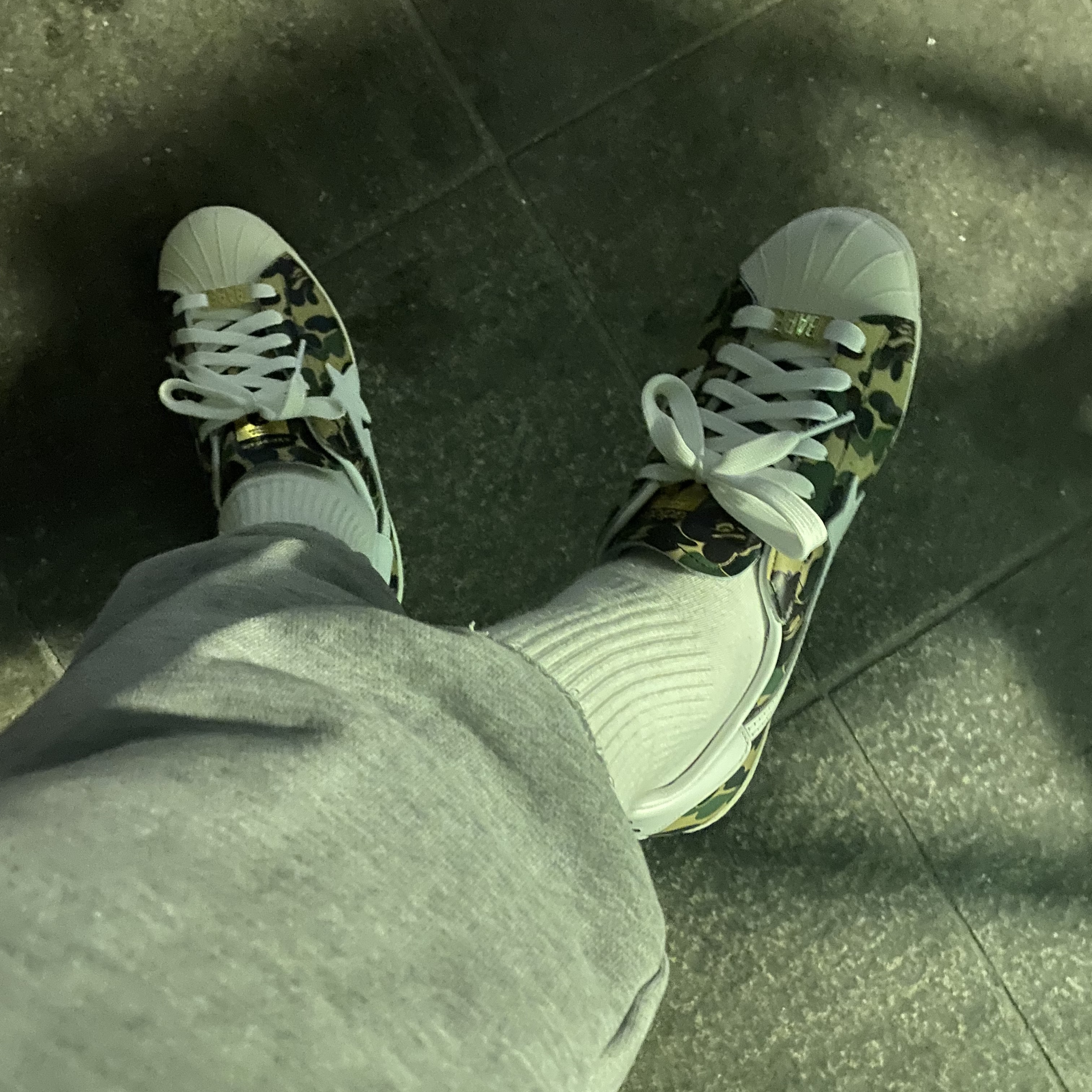 Adidas x BAPE Superstar 80s Green Camo 착용 스타일