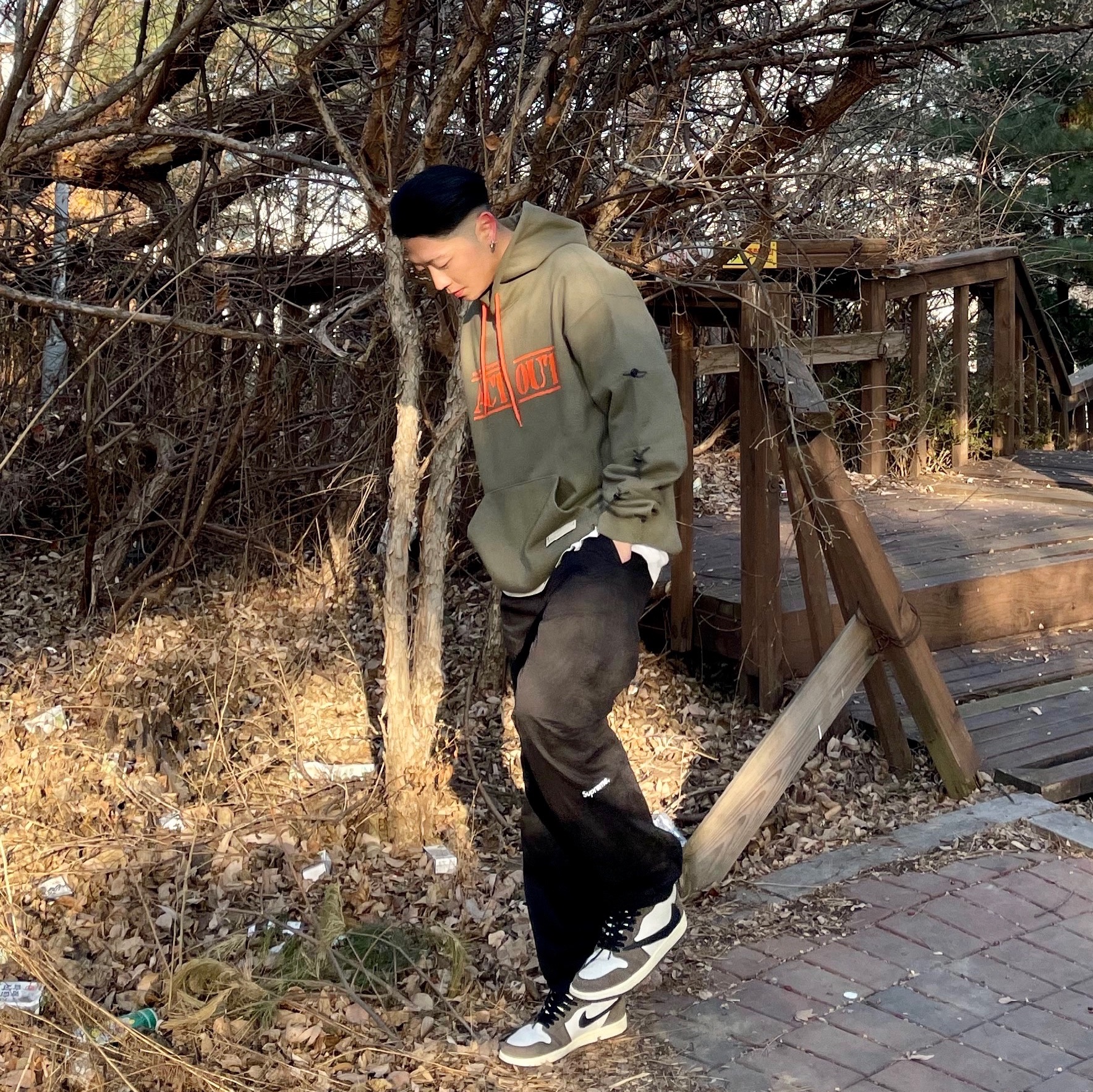 Jordan 1 x Travis Scott Retro High OG SP Mocha, Supreme Cotton Cinch Pants Black - 21FW 착용 스타일