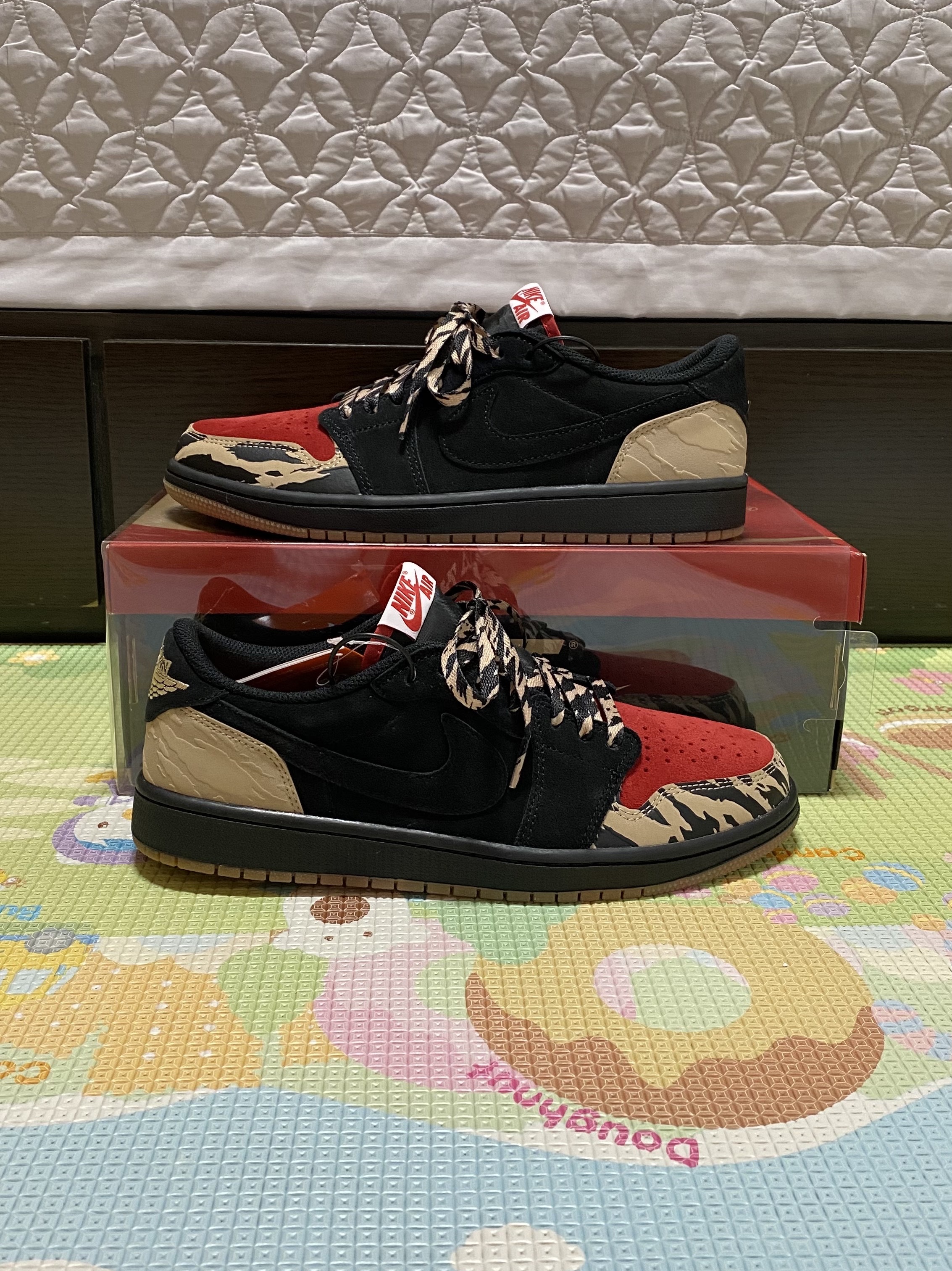 Jordan 1 x SoleFly Retro Low OG SP Black and Sport Red 착용 스타일 - 2