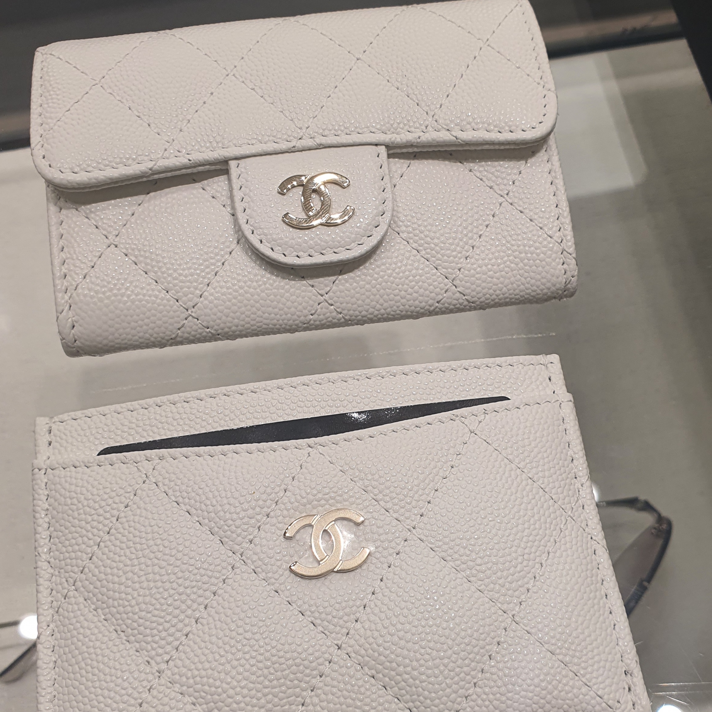 Chanel Classic Card Holder Grained Shiny Calfskin & Gold White, Chanel Classic Card Holder Grained Shiny Calfskin & Gold White 착용 스타일