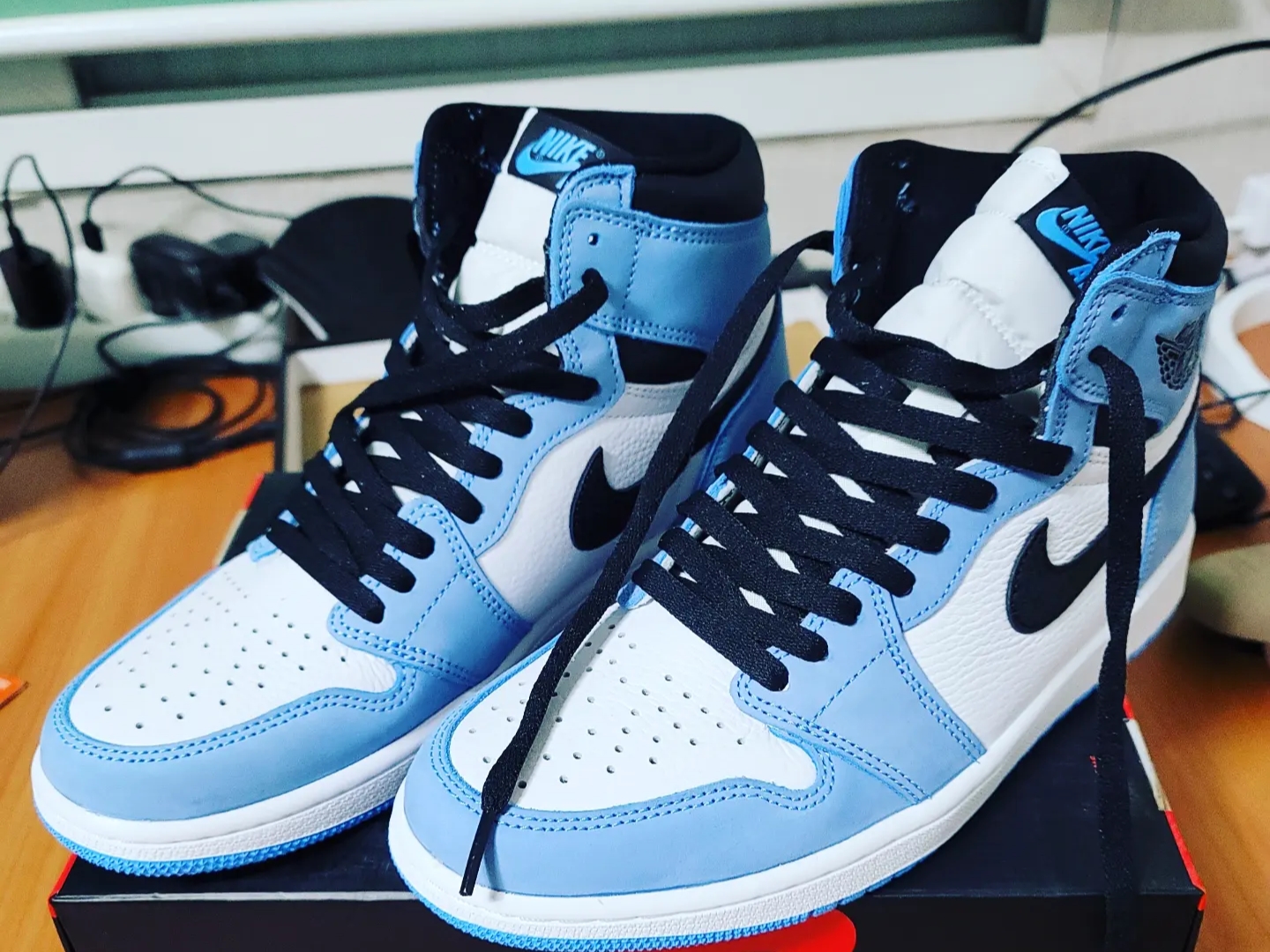 Jordan 1 Retro High OG University Blue 착용 스타일 - 1