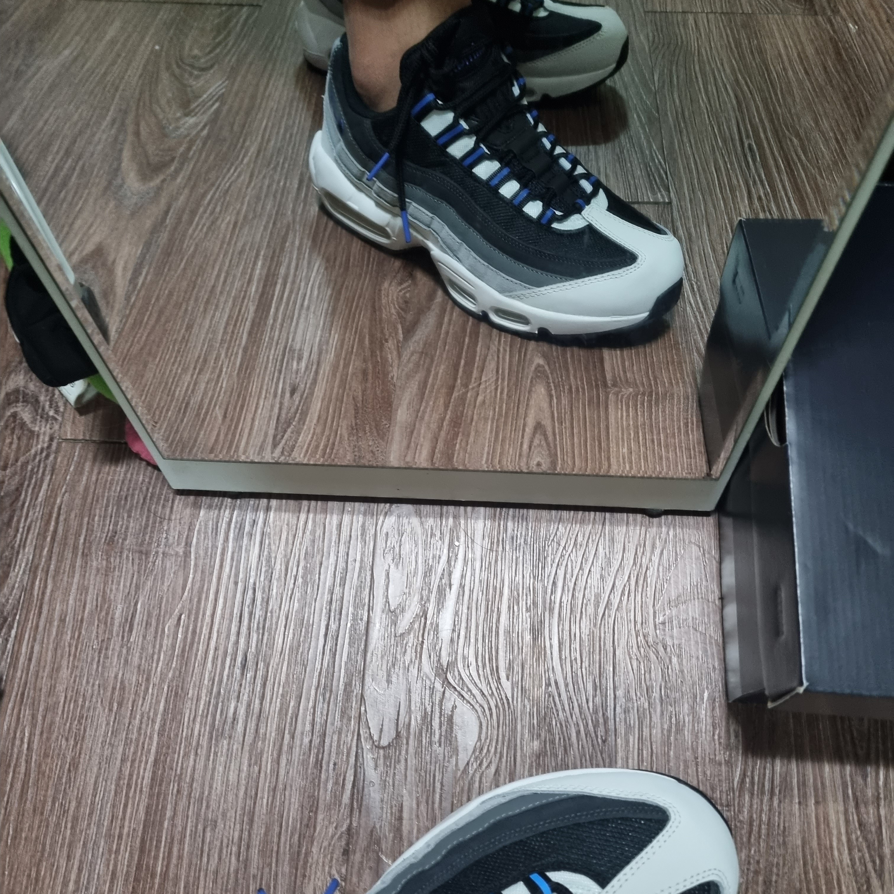Nike Air Max 95 Summit White Wolf Grey 착용 스타일 - 1