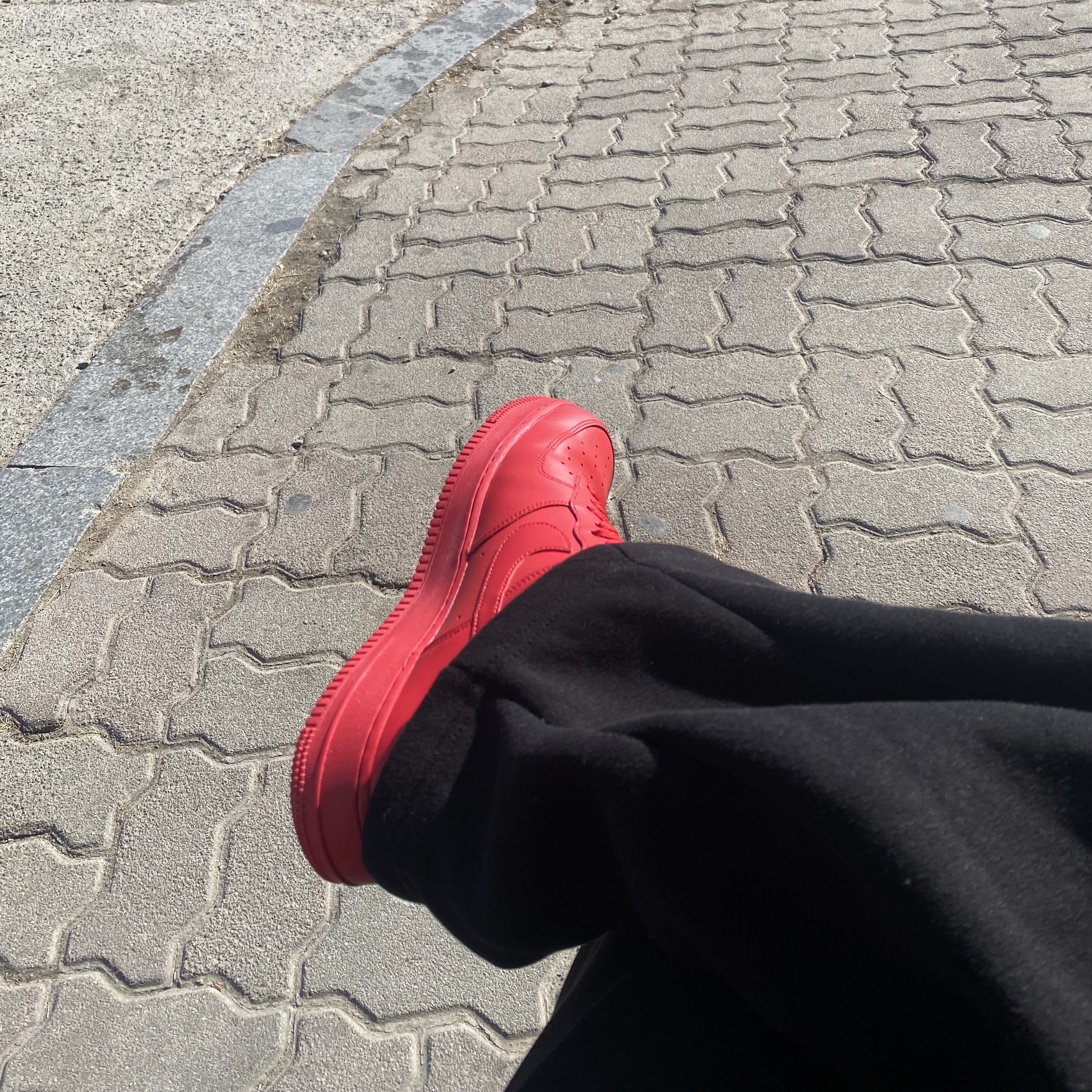 Nike Air Force 1 '07 LV8 Low 1 Triple Red 착용 스타일
