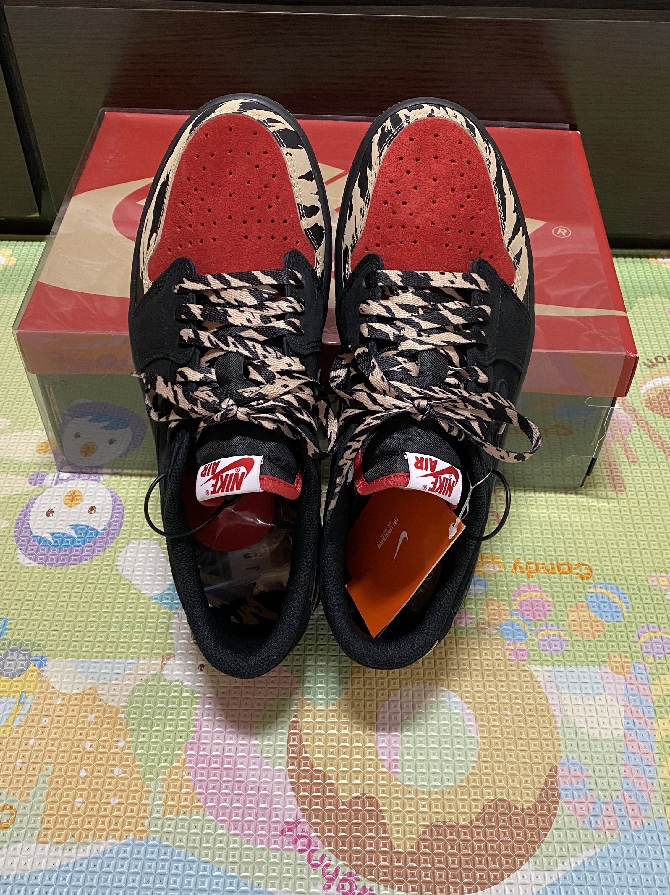 Jordan 1 x SoleFly Retro Low OG SP Black and Sport Red 착용 스타일 - 3