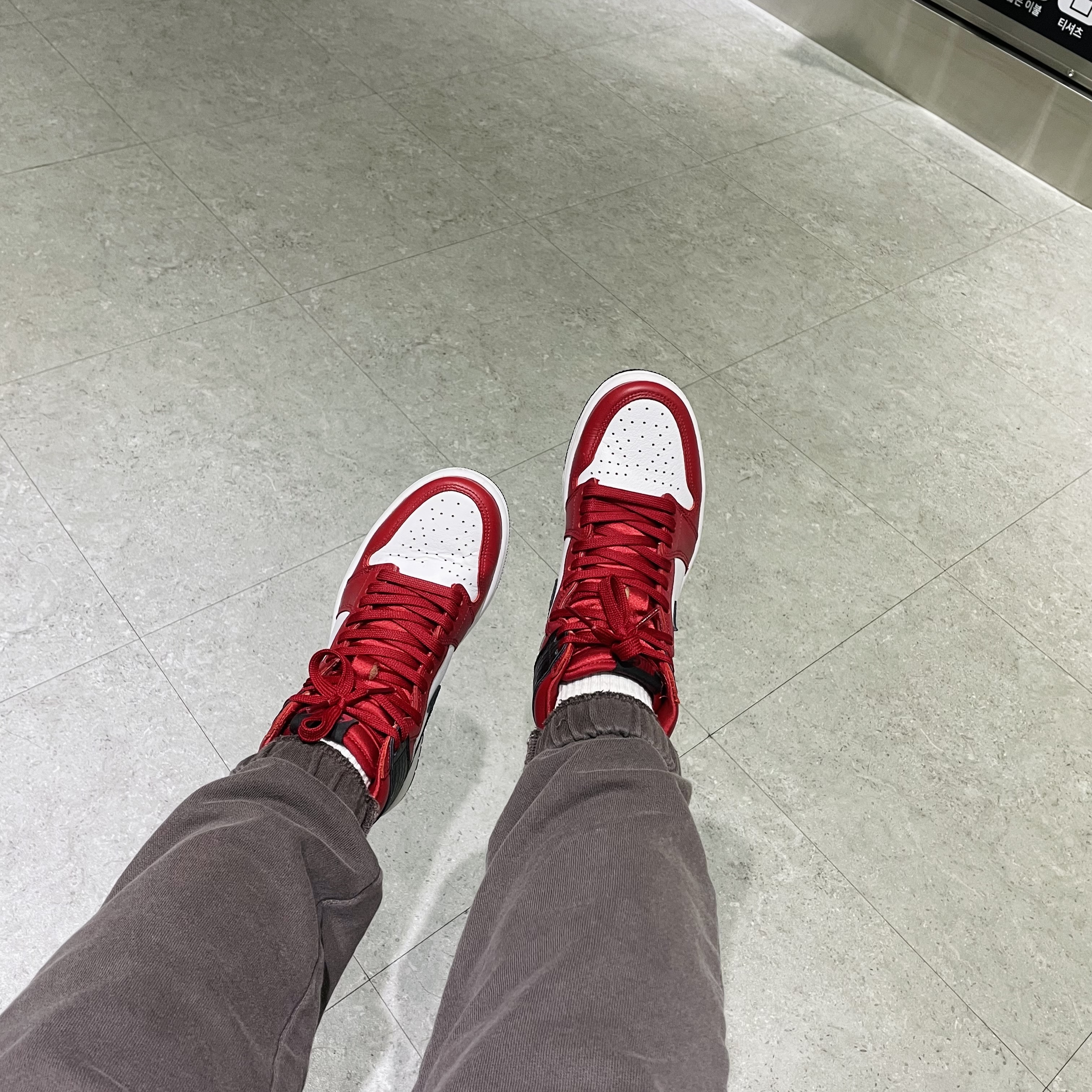 (W) Jordan 1 Retro High Satin Red 착용 스타일