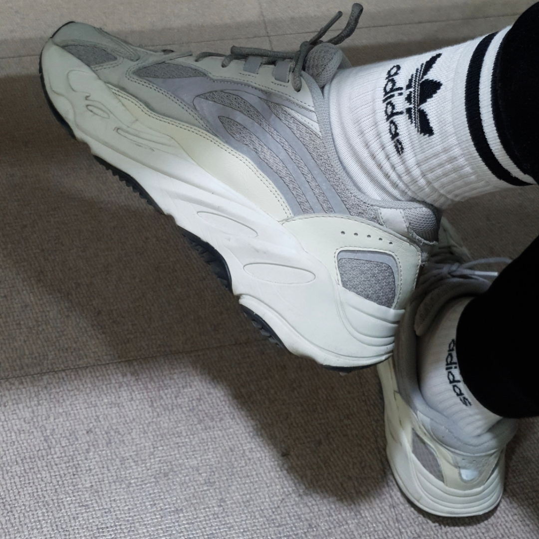 Adidas Yeezy Boost 700 V2 Static 2018 착용 스타일