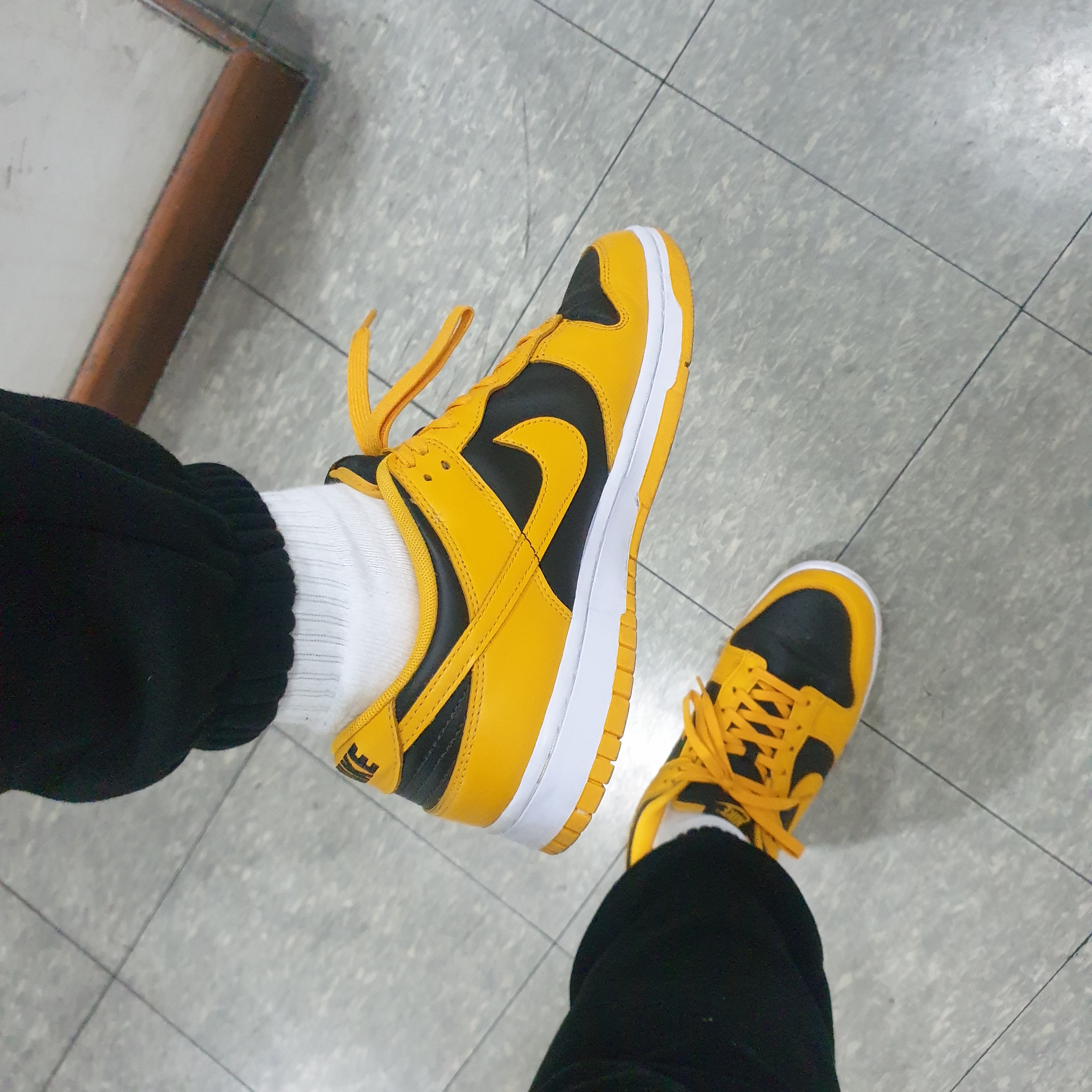 Nike Dunk Low Retro Championship Goldenrod 착용 스타일 - 2