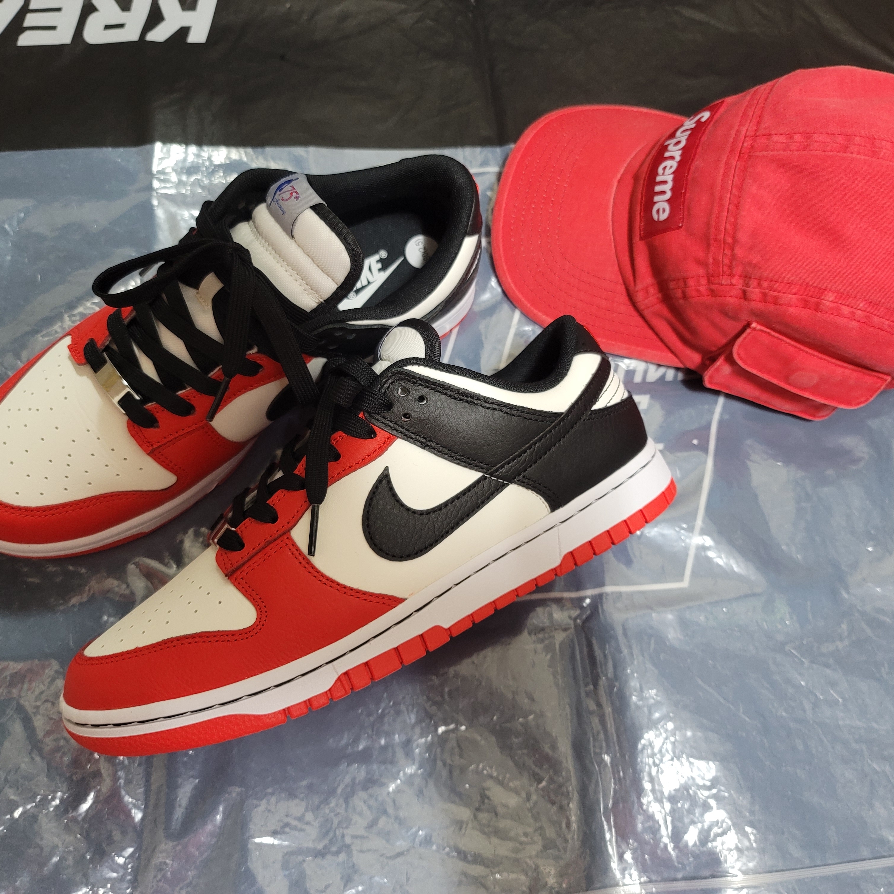 Nike x NBA Dunk Low Retro EMB Black and Chile Red 착용 스타일