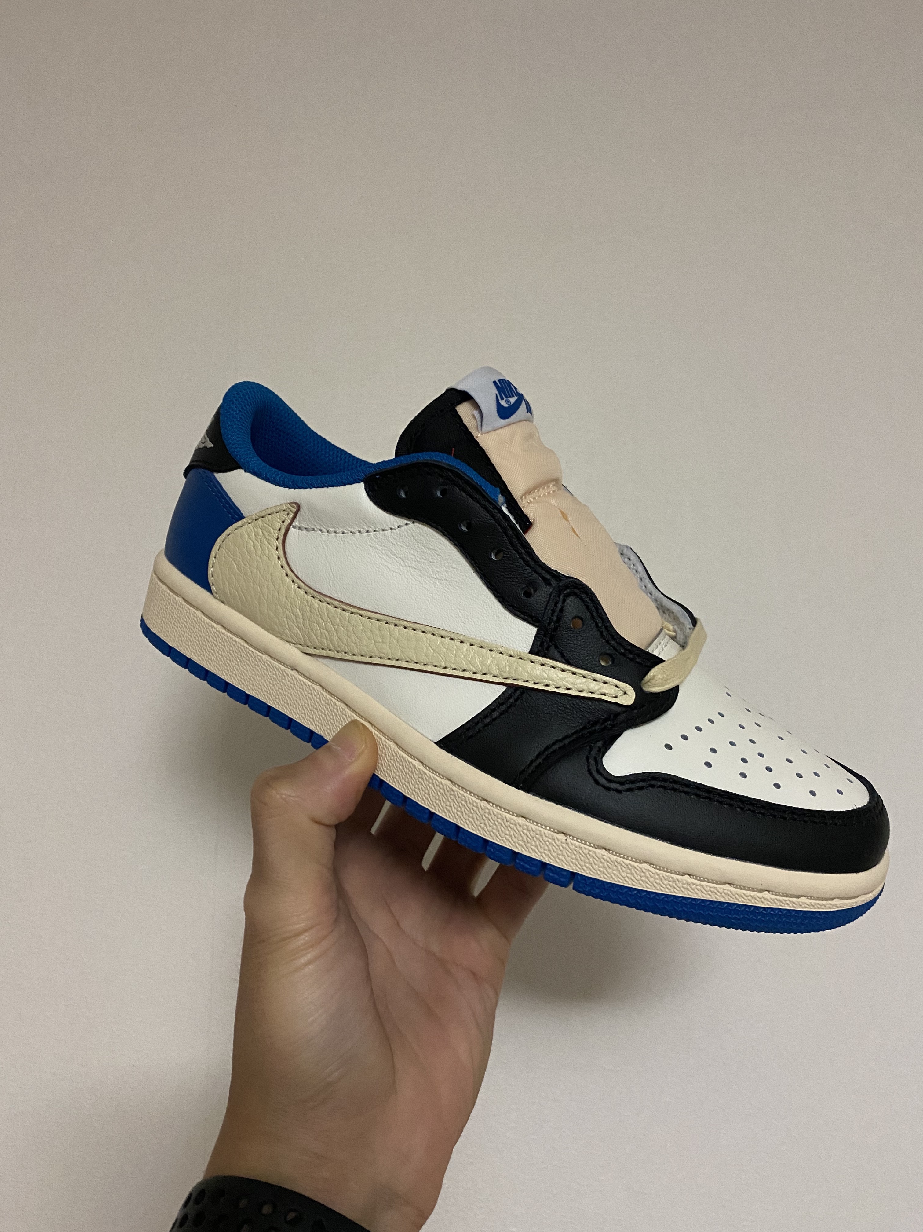 Jordan 1 x Travis Scott x Fragment Retro Low OG SP Military Blue 착용 스타일
