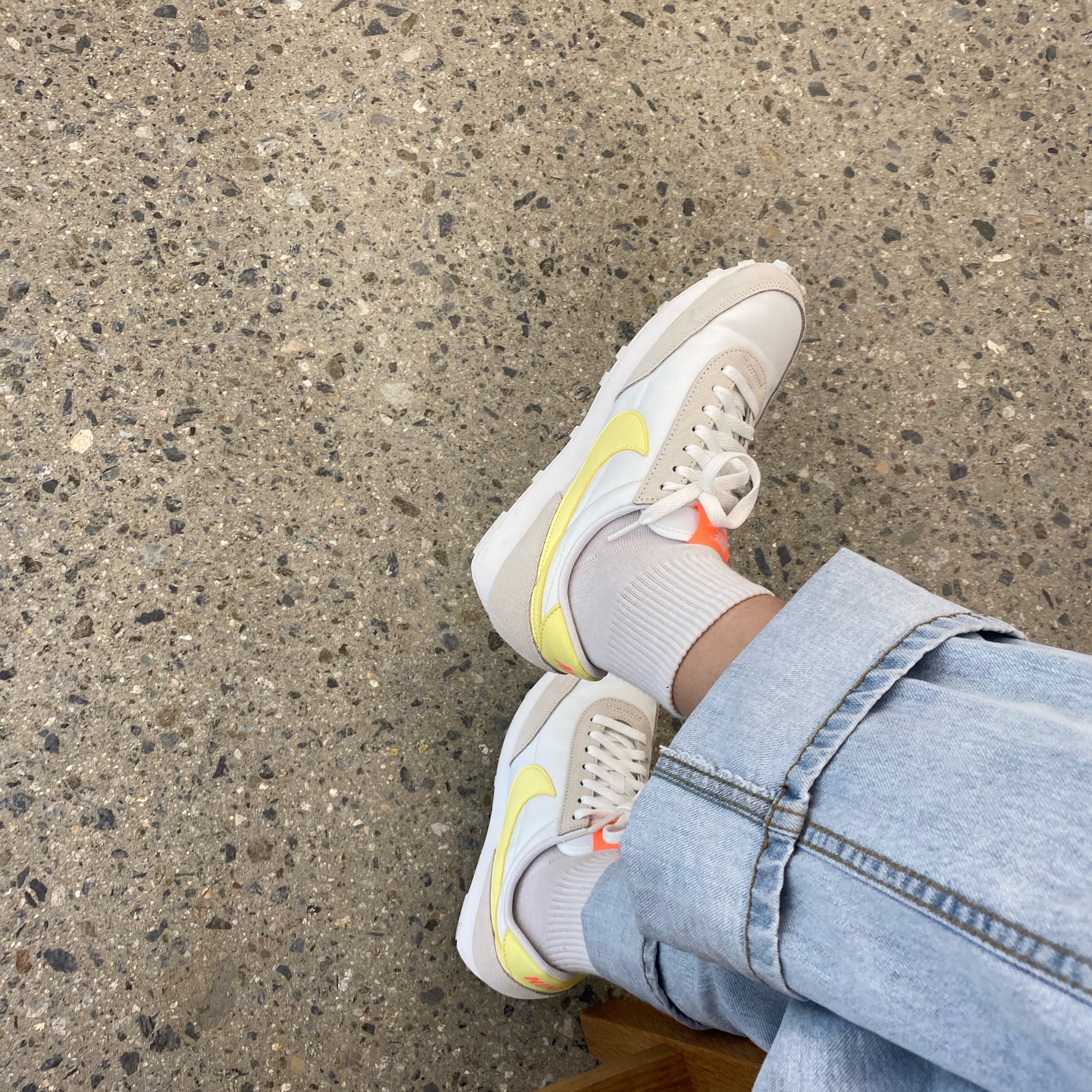 (W) Nike Daybreak Pale Ivory Light Zitron Bright Mango 착용 스타일 - 1