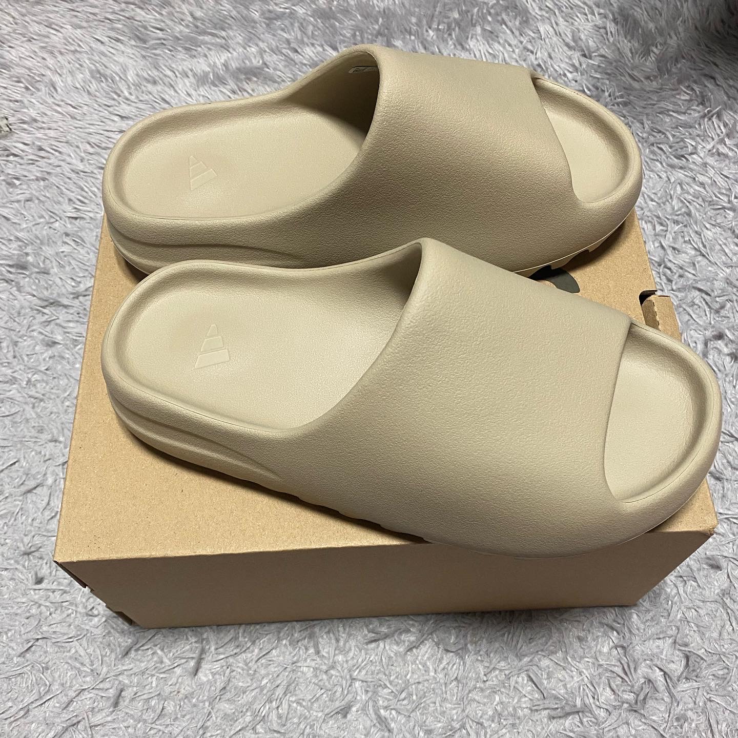 Adidas Yeezy Slide Pure 착용 스타일 - 2