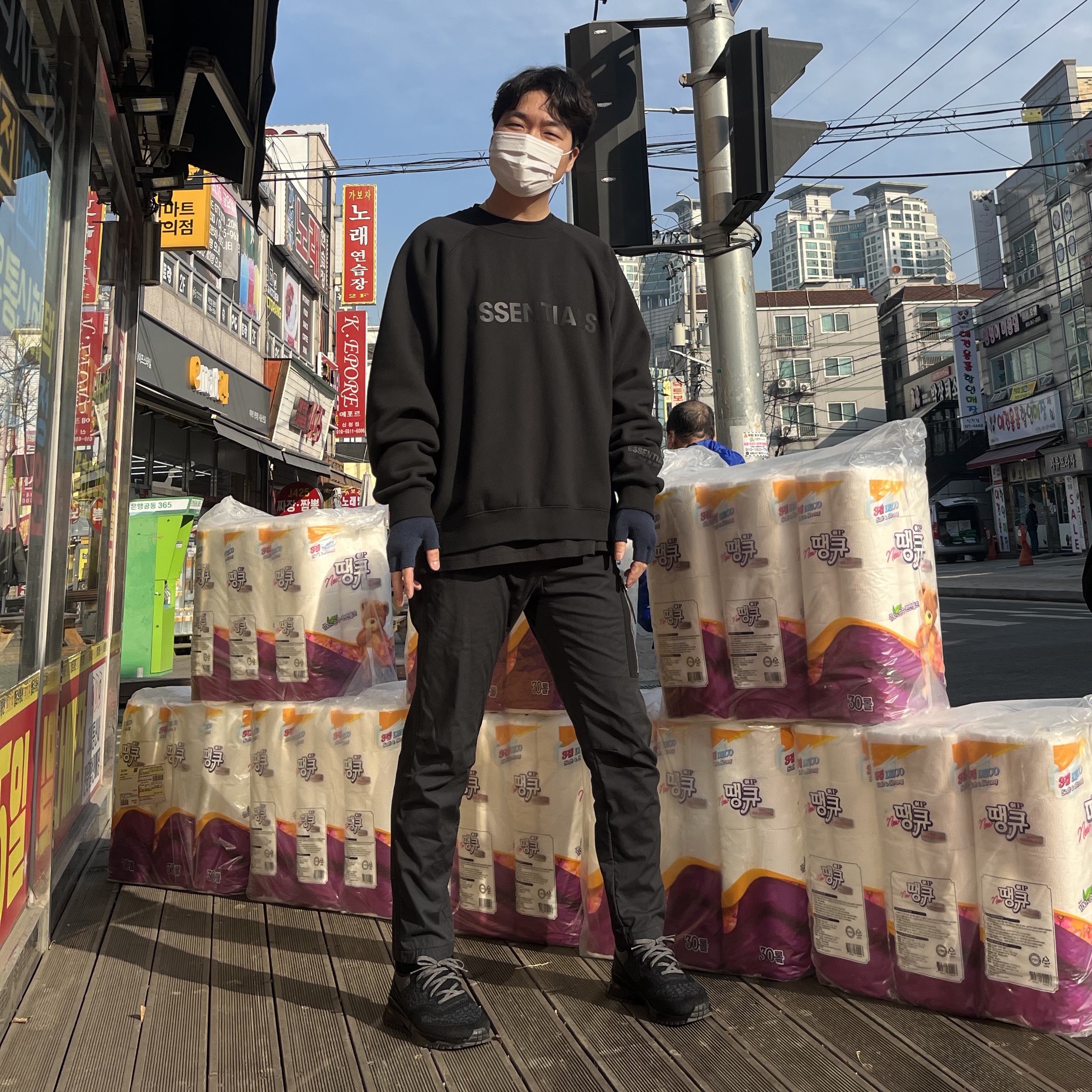 Essentials Pull-Over Crewneck Sweatshirt Black - 21SS, Palace x Harrods Logo Long Sleeve T-Shirt Black - 21FW 착용 스타일