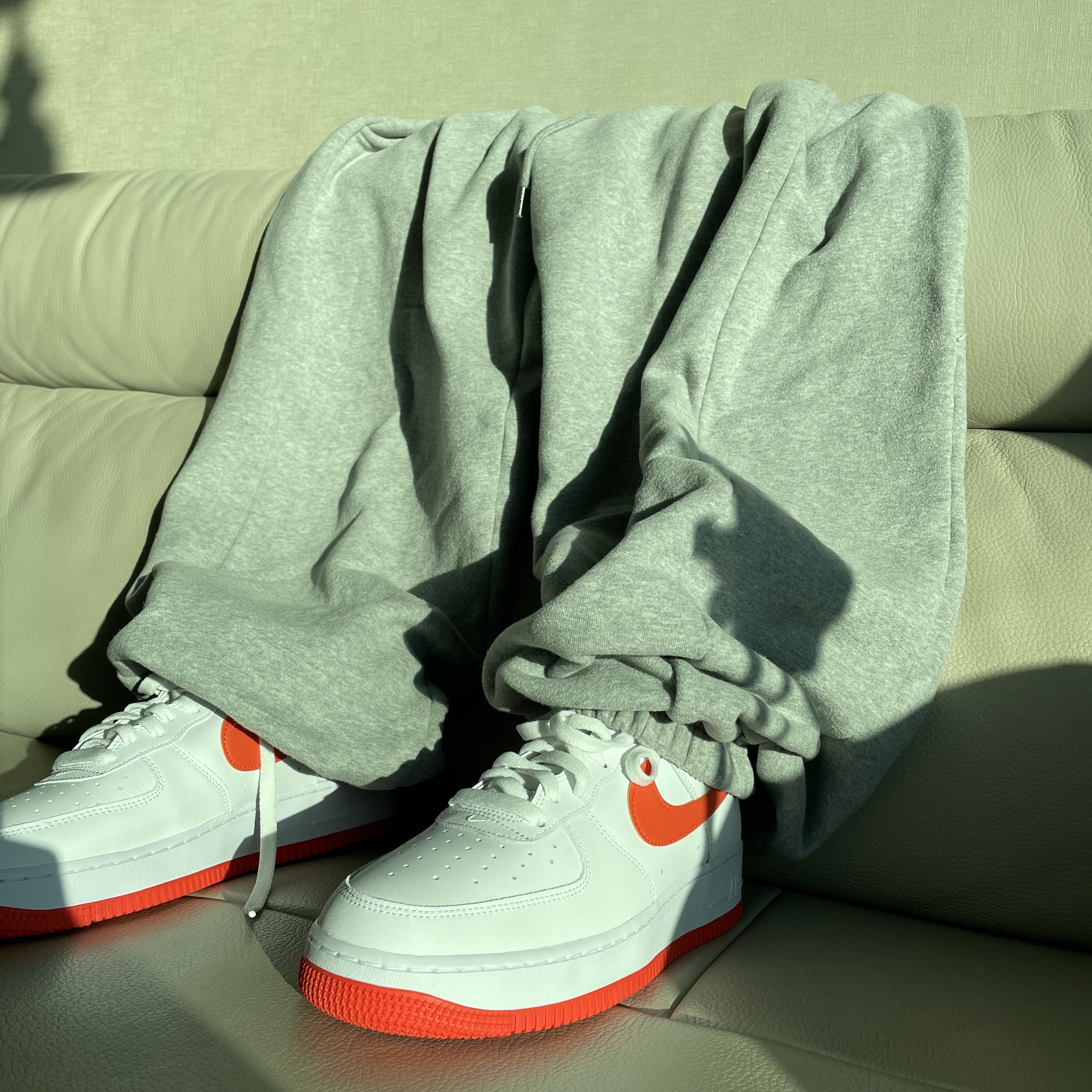 Nike Air Force 1 '07 Low White Team Orange 착용 스타일 - 2