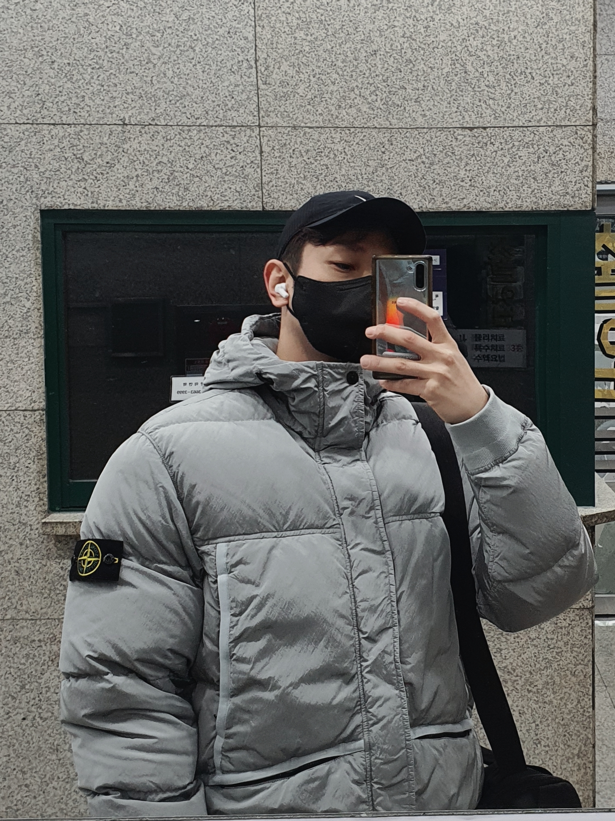 Stone Island 44508 Nylon Metal Down-TC Jacket Light Grey - 21FW, Jordan 1 Retro High OG Gym Red 착용 스타일 - 2