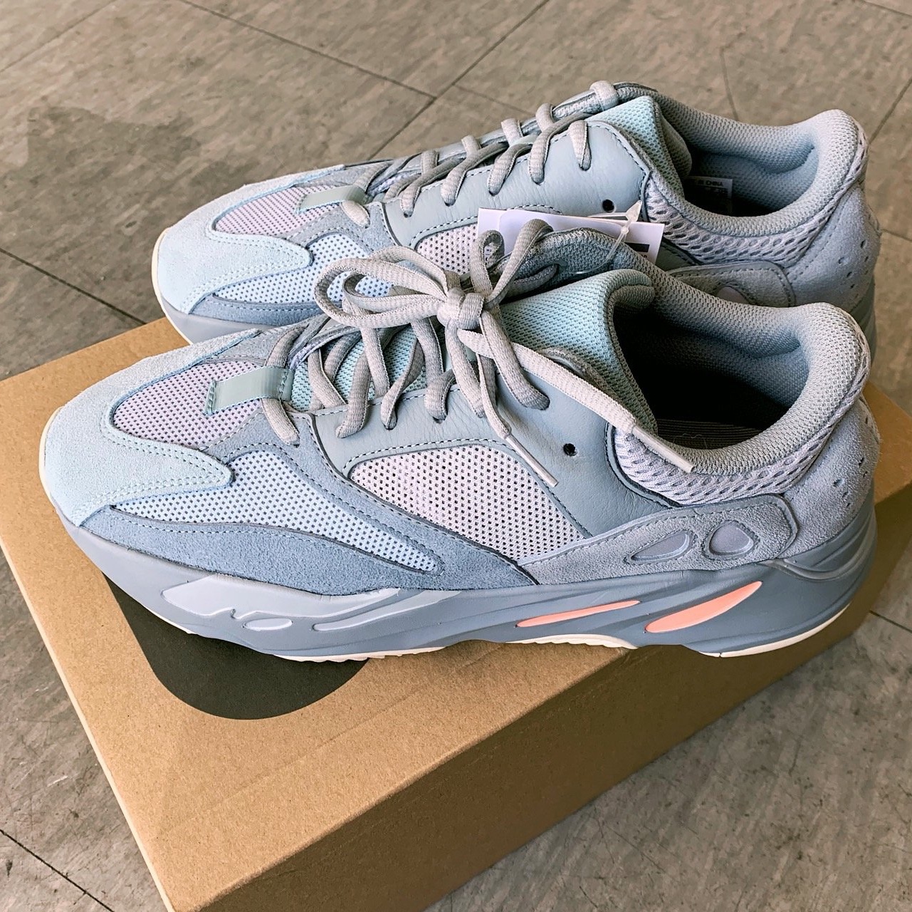 Adidas Yeezy Boost 700 Inertia 착용 스타일